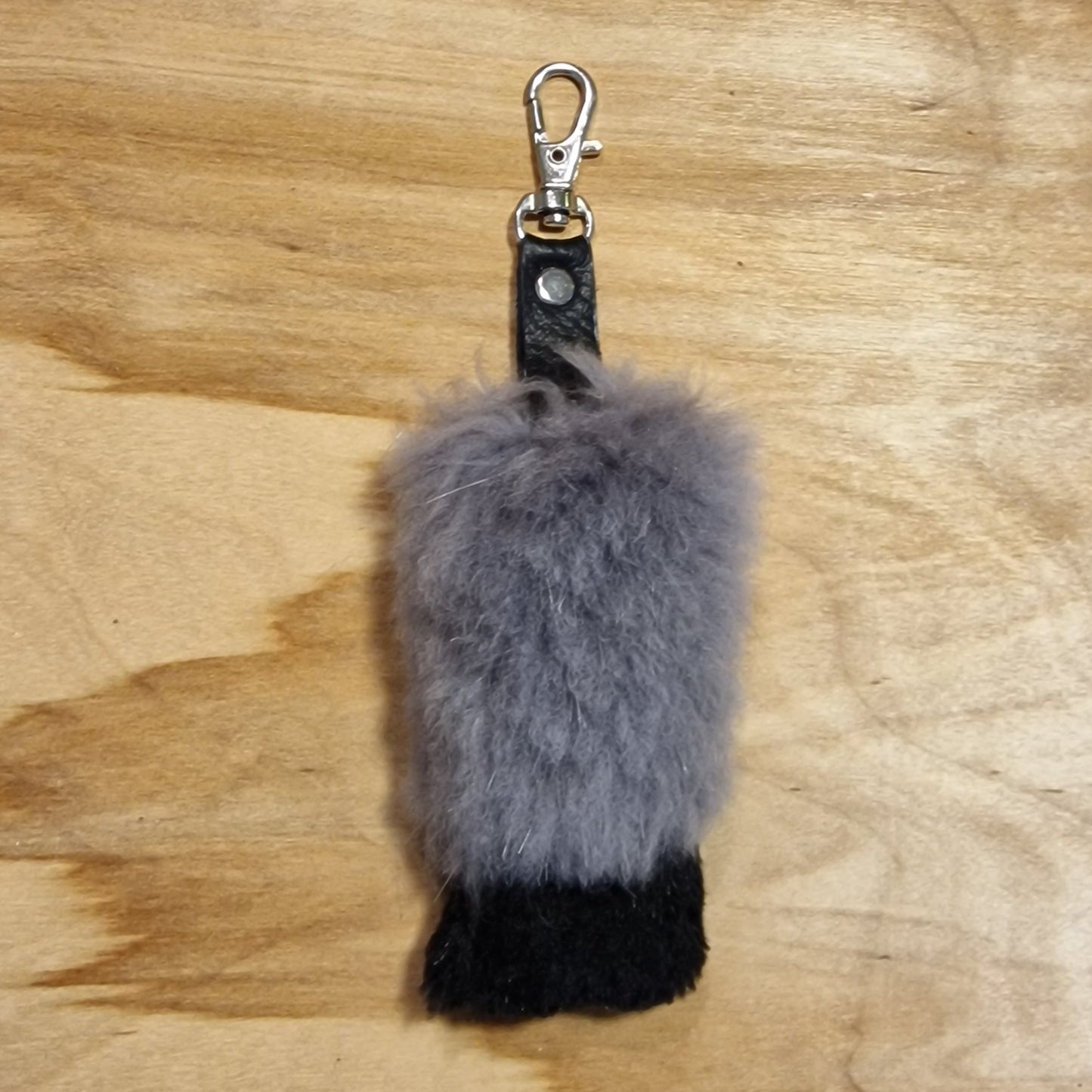 Pelēki melns mīkstas ādas atslēgu piekariņš (JĀNA 25) - www.tiptip.lv 