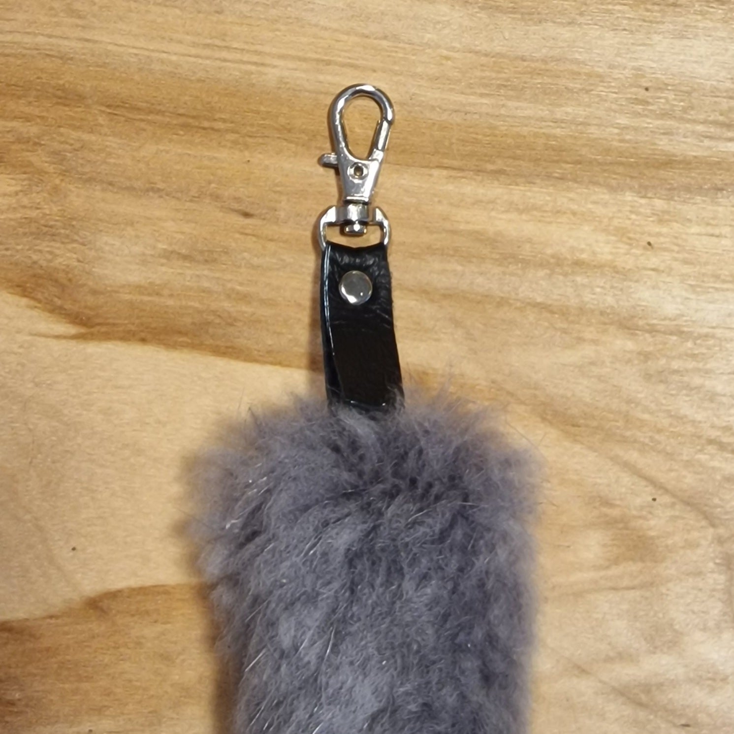 Pelēki melns mīkstas ādas atslēgu piekariņš (JĀNA 25) - www.tiptip.lv 