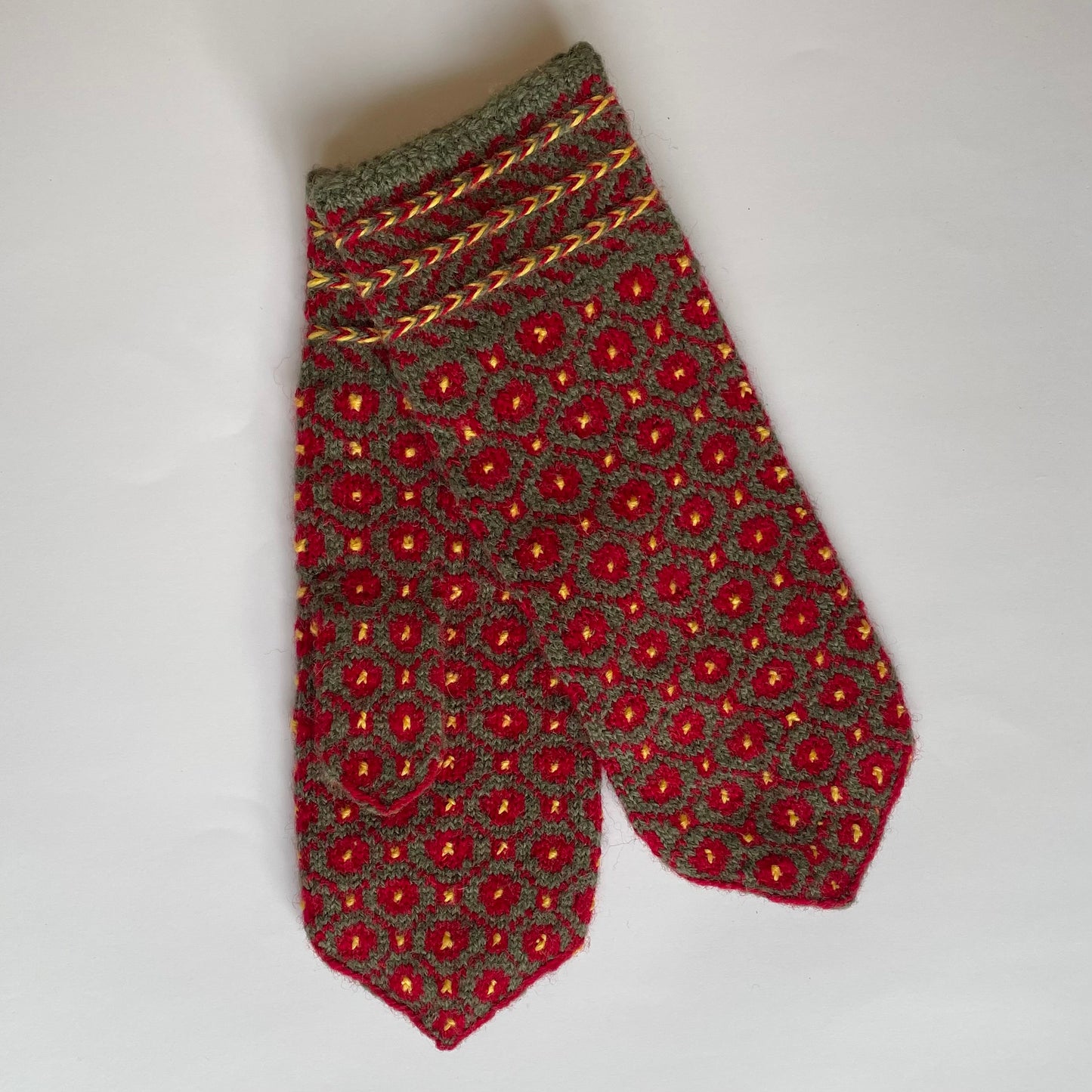 Pelēki/sarkani sieviešu dūraiņi (MALI 38) - www.tiptip.lv 