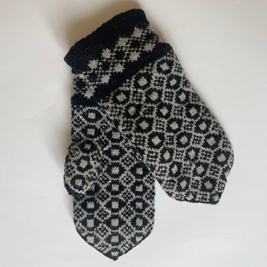 Pelēki vilnas dubultie vīriešu dūraiņi ar dekoratīvu rakstu (GEBA 127) - www.tiptip.lv 