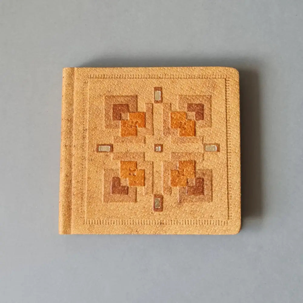 "Poēzijas grāmatiņa" ar vienkrāsainām baltām lapām gaiši brūnā cūkādas ievākojumā ar dekoratīvu iespiedumu. Vidējā - 11 x 10.4 x 1.5 cm (MAPL 13) - www.tiptip.lv 