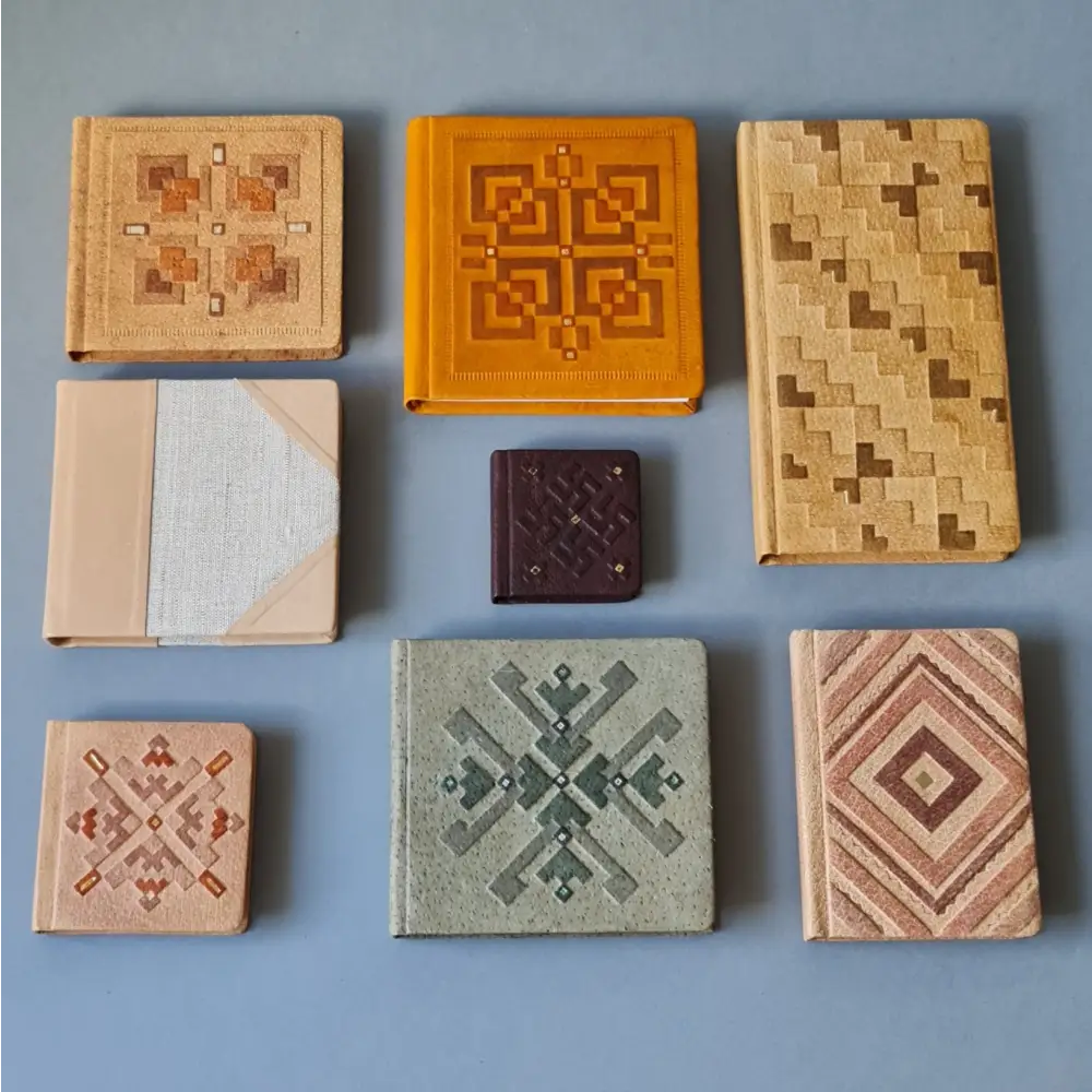 "Poēzijas grāmatiņa" ar vienkrāsainām baltām lapām gaiši brūnā cūkādas ievākojumā ar dekoratīvu iespiedumu. Vidējā - 11 x 10.4 x 1.5 cm (MAPL 13) - www.tiptip.lv 