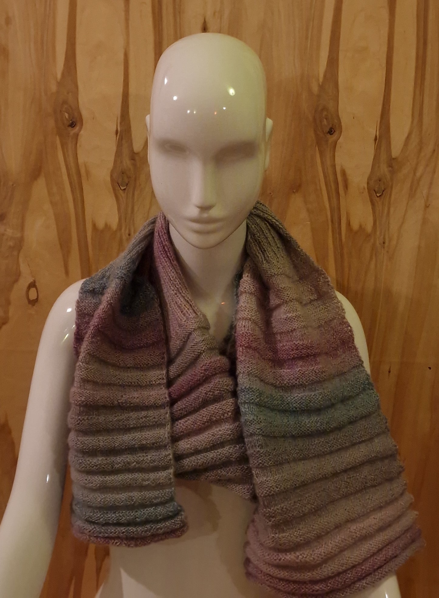 Rokām adīta šalle maigi pelēcīgos toņos (RECE 47) - www.tiptip.lv 