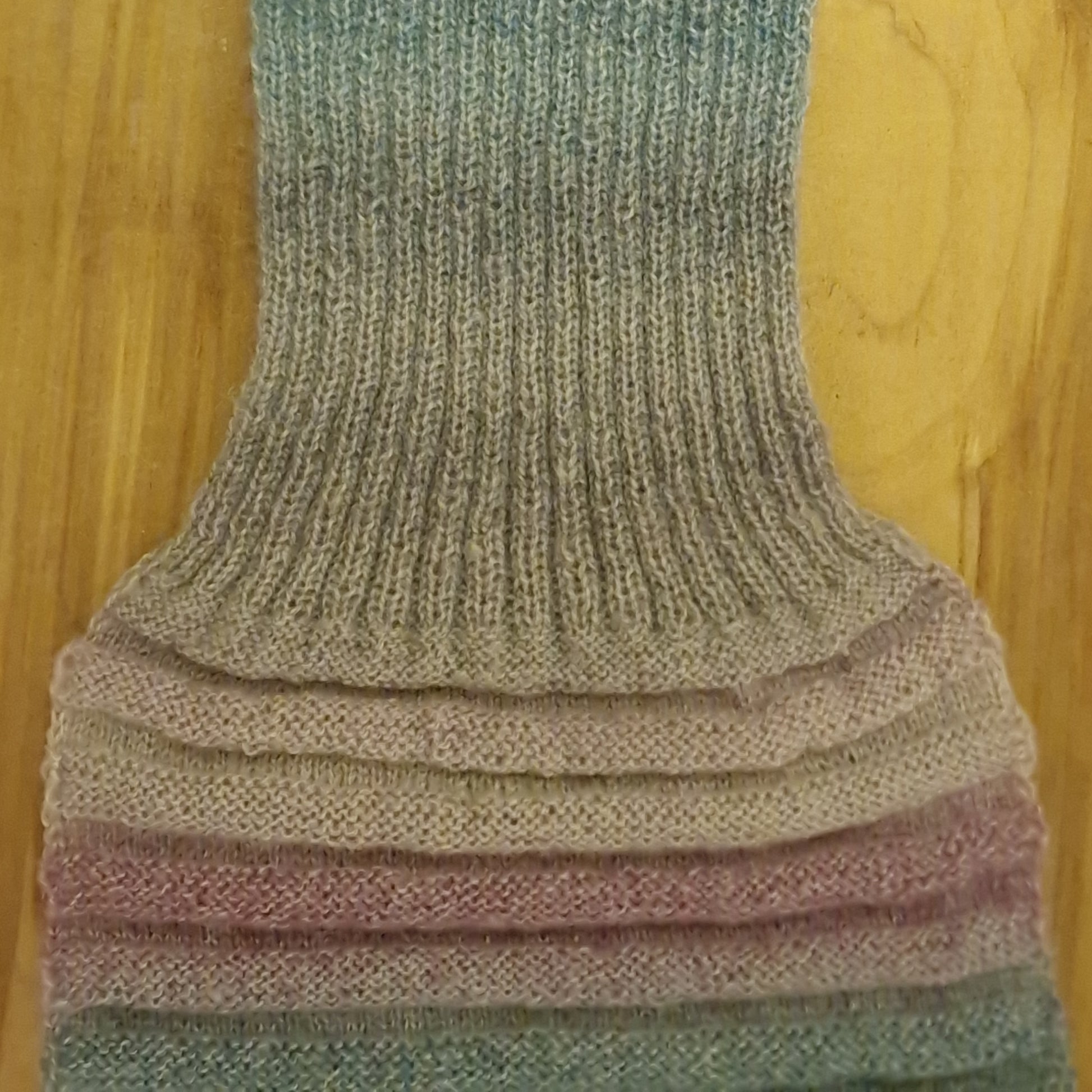 Rokām adīta šalle maigi pelēcīgos toņos (RECE 47) - www.tiptip.lv 