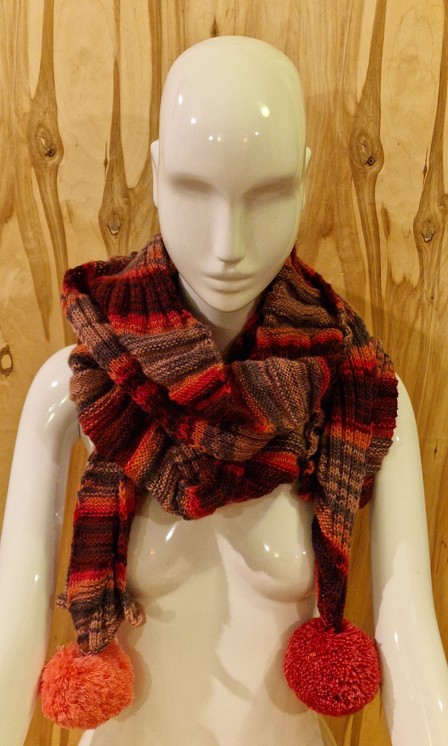 Rokām adīta šalle sarkani /rozīgi / violetos toņos ar bumbuļiem (RECE 44) - www.tiptip.lv 