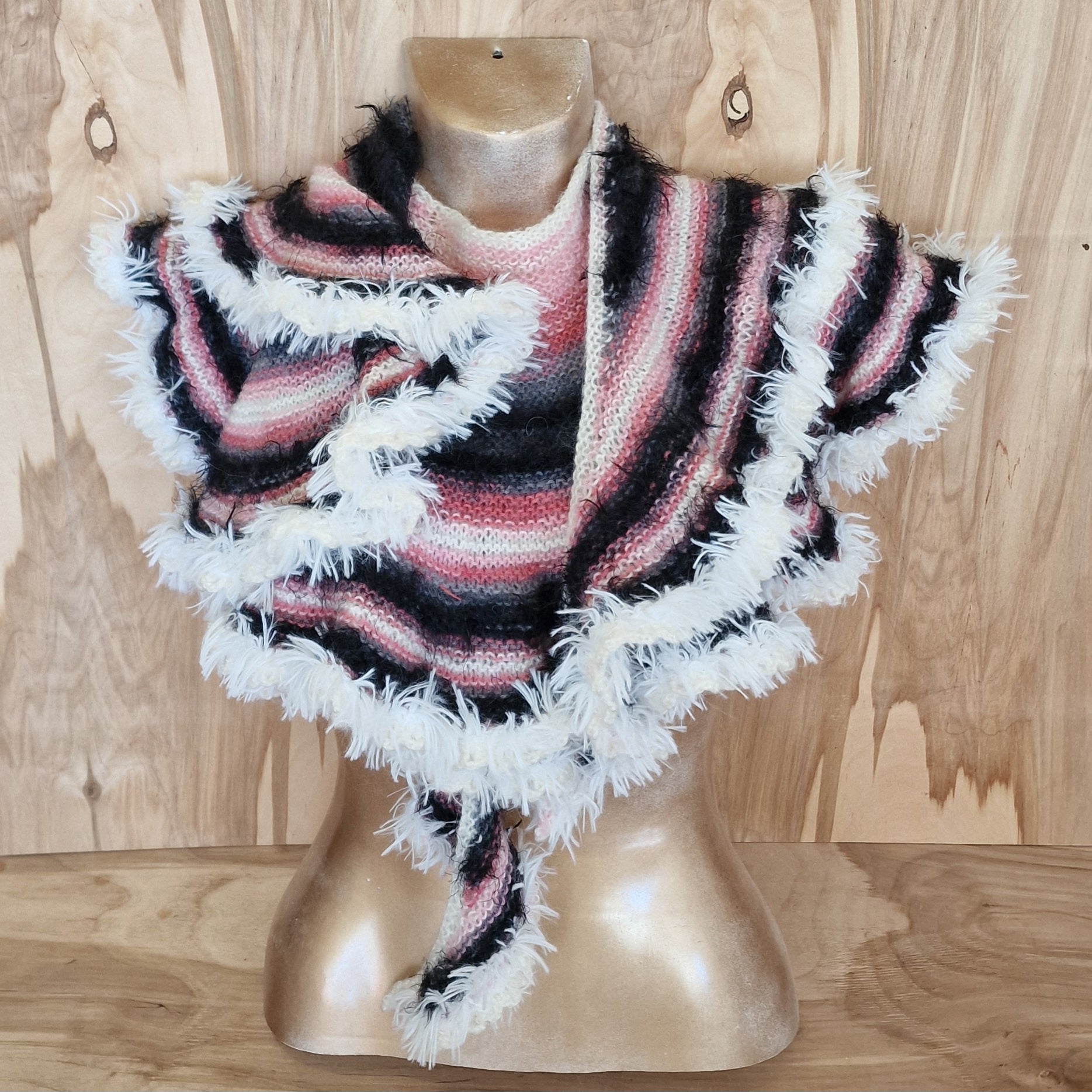 Rokām adīta apaļšalle rozā/melna/balta (MAŅI 22) - www.tiptip.lv 