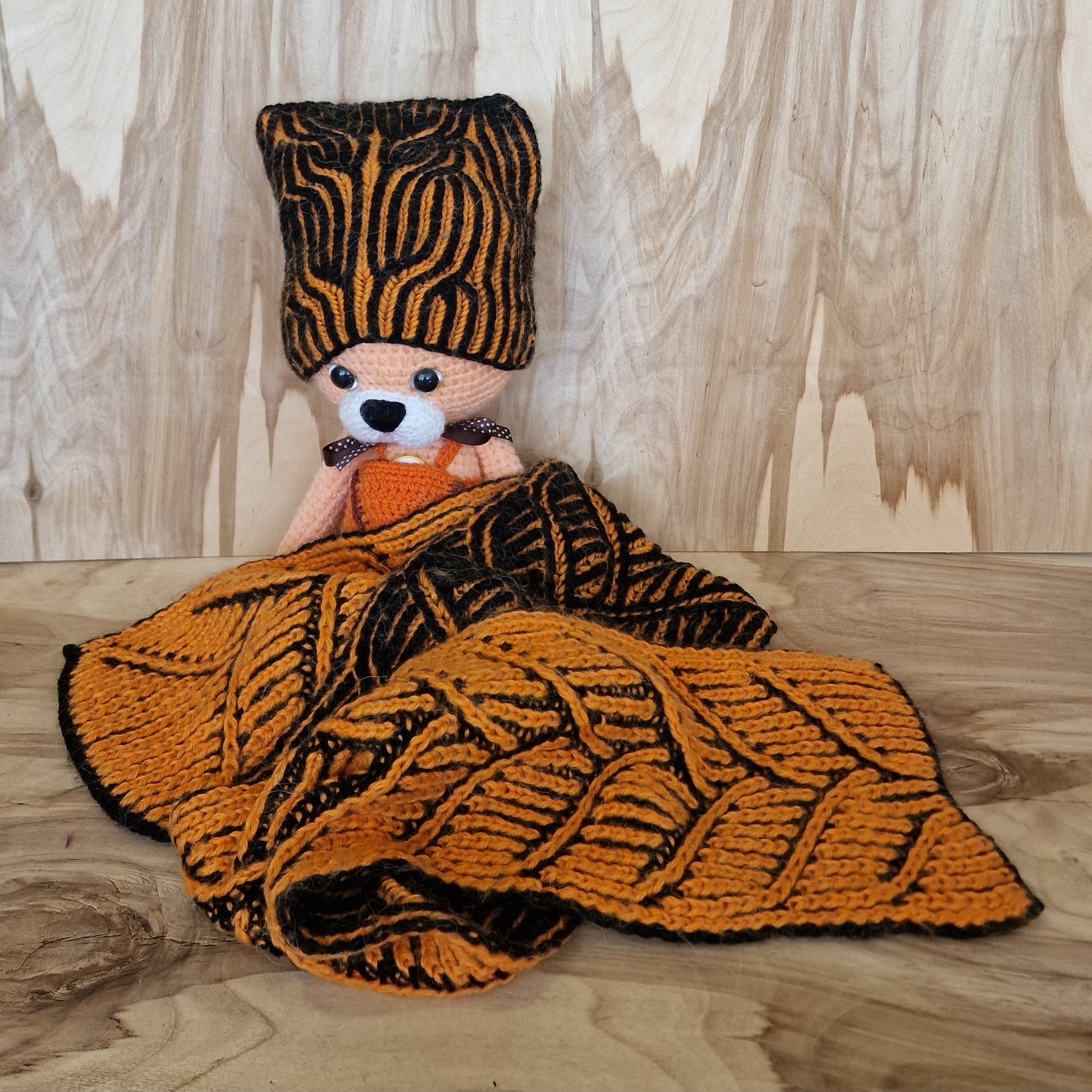 Rokām adīta bērna (1-6 mēn.) cepure un šalle melni/oranža (MAŅI 8) - www.tiptip.lv 