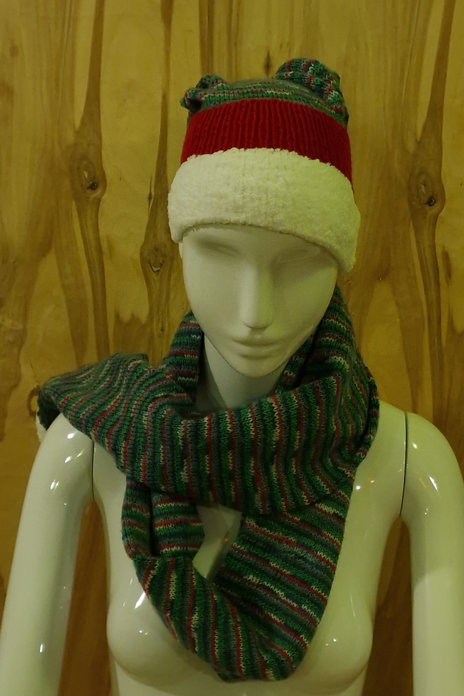 Rokām adīta cepuru šalle zaļi sarkanos toņos (RECE 49) - www.tiptip.lv 