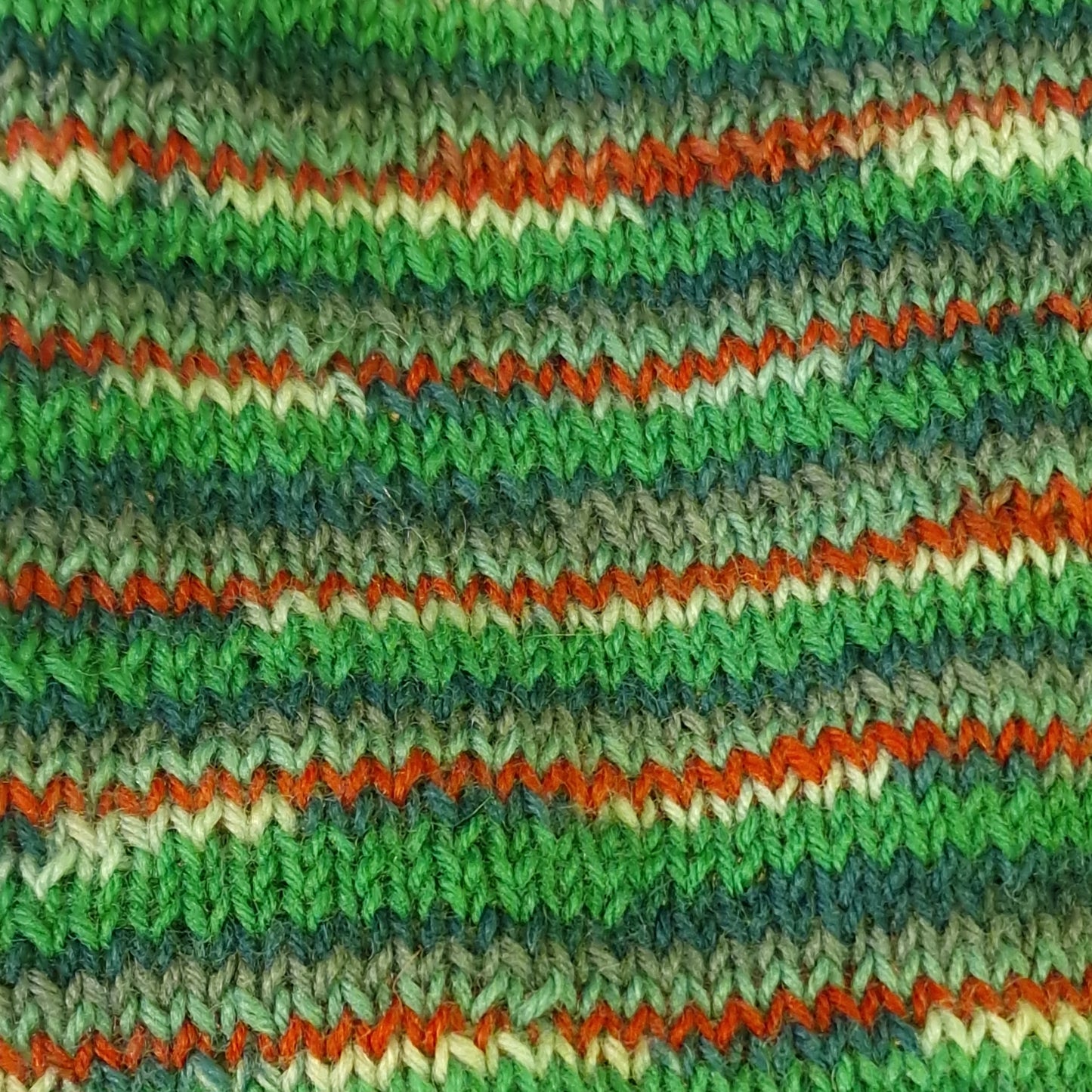 Rokām adīta cepuru šalle zaļi sarkanos toņos (RECE 49) - www.tiptip.lv 