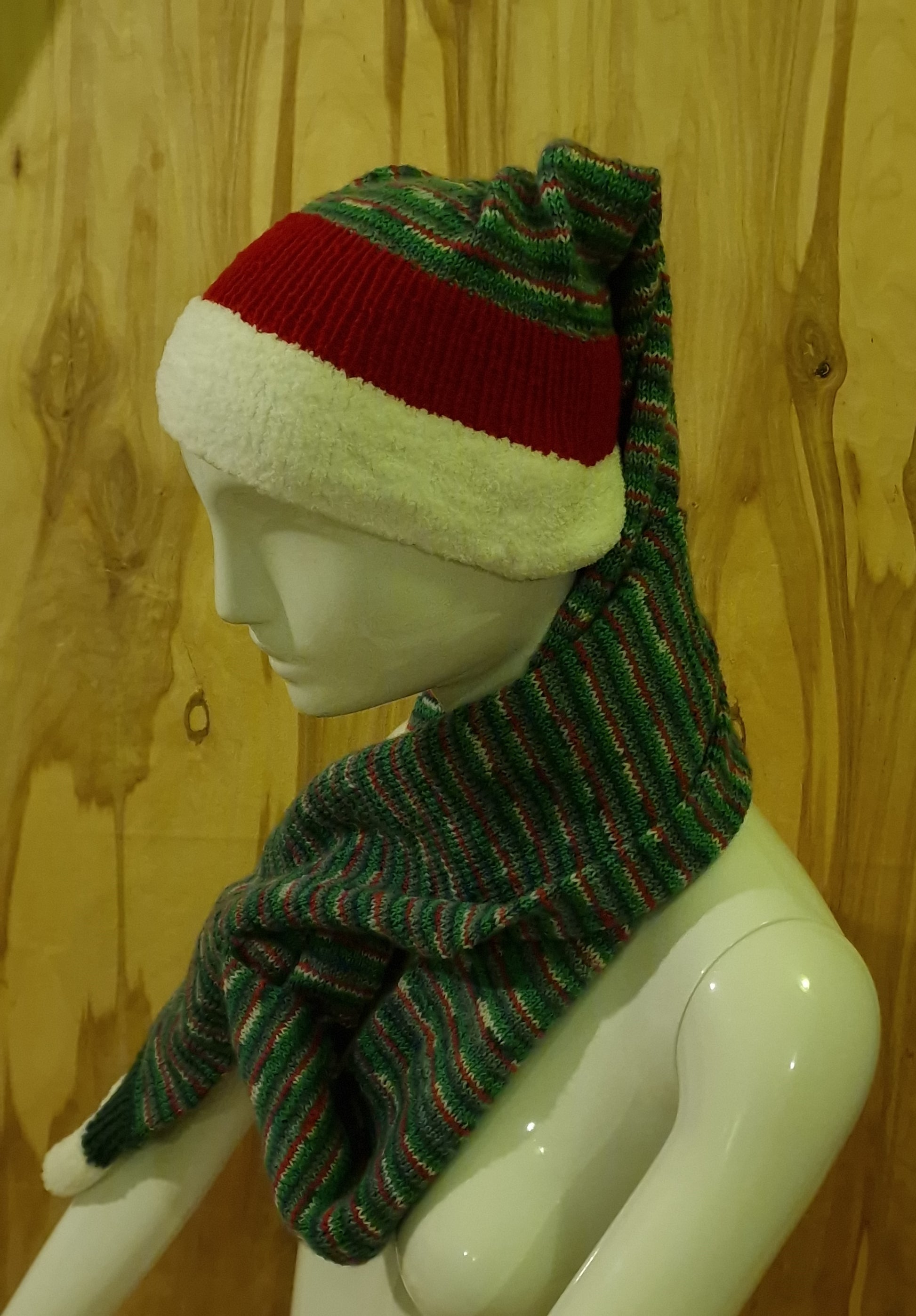 Rokām adīta cepuru šalle zaļi sarkanos toņos (RECE 49) - www.tiptip.lv 