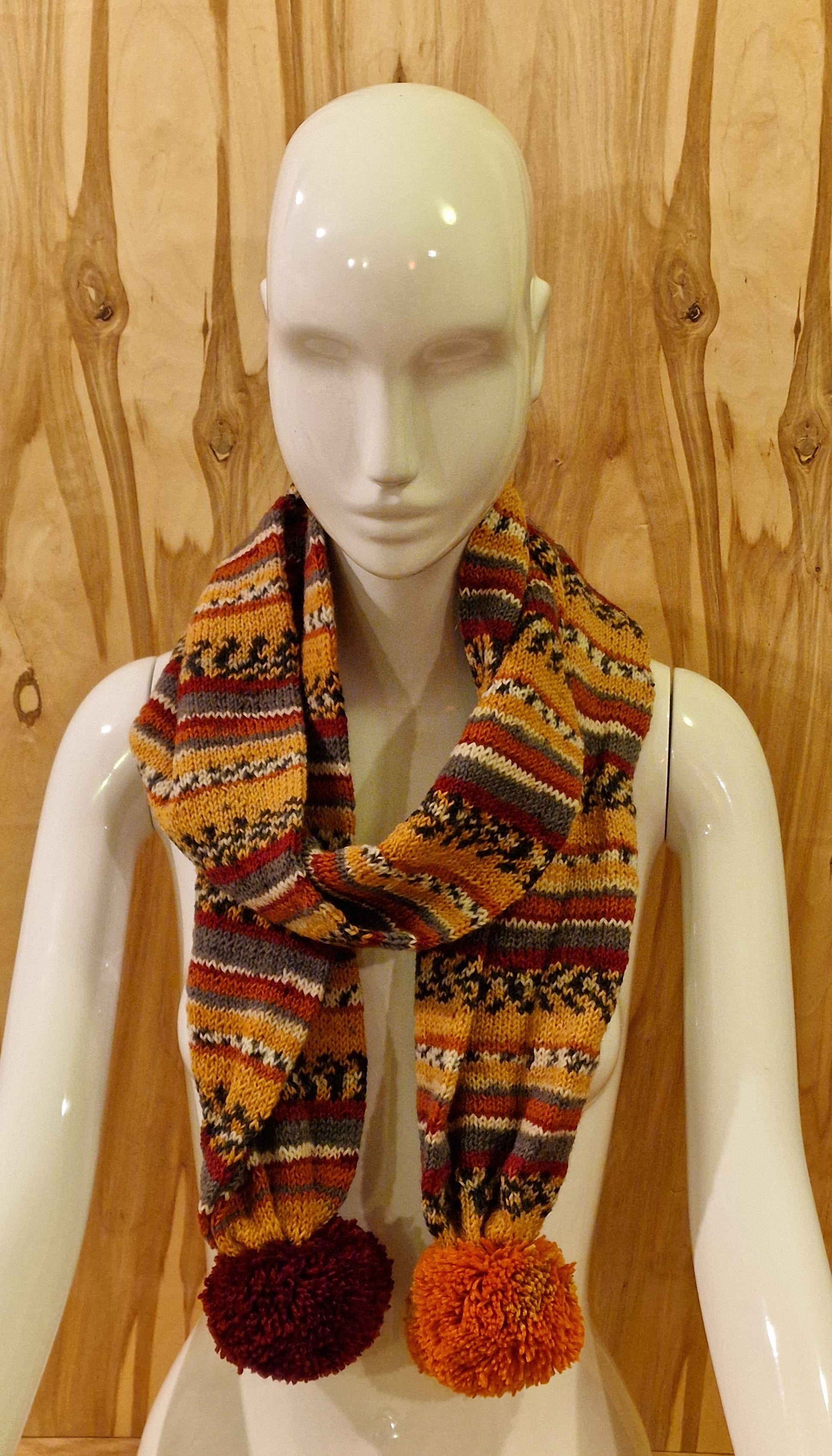 Rokām adīta dubultā šalle zemes toņos ar bumbuļiem (RECE 45) - www.tiptip.lv 