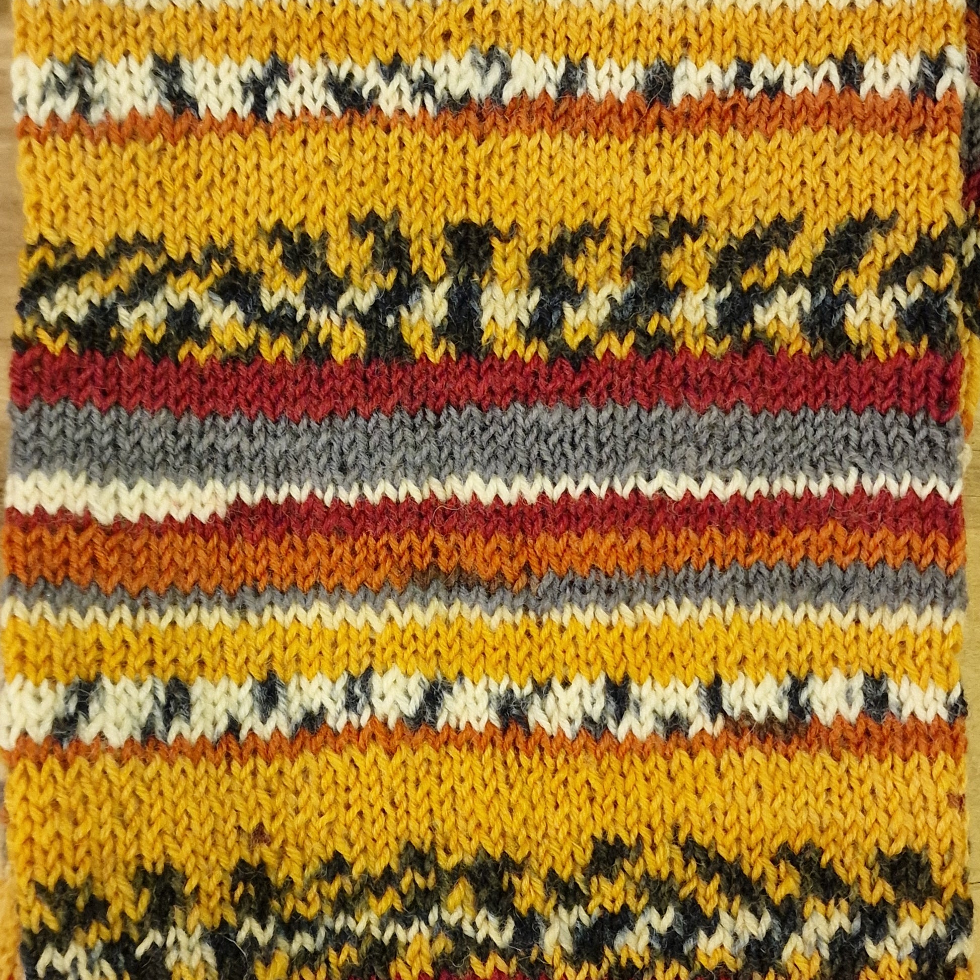 Rokām adīta dubultā šalle zemes toņos ar bumbuļiem (RECE 45) - www.tiptip.lv 