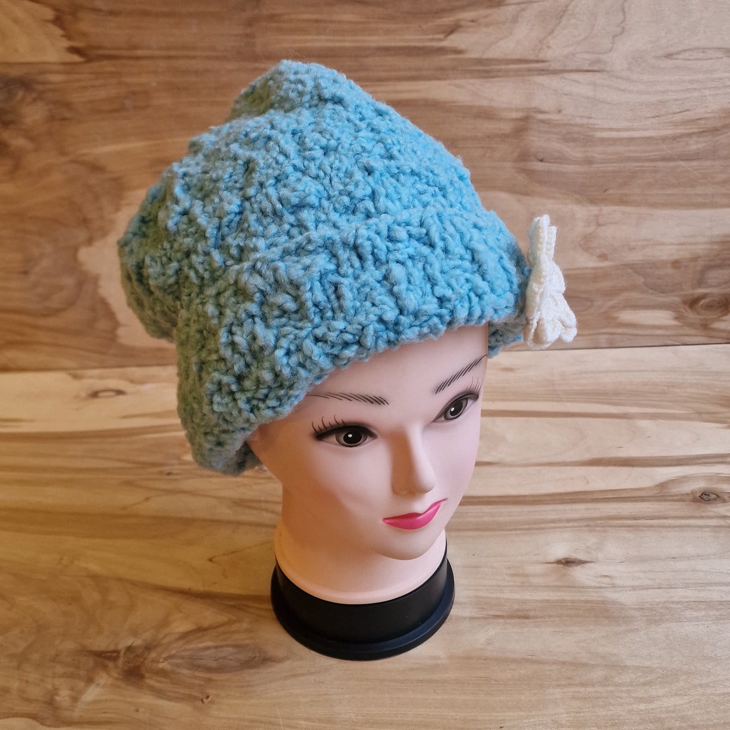 Rokām adīta gaiši zila cepure ar gaišu ziedu (DZTO 69) - www.tiptip.lv 