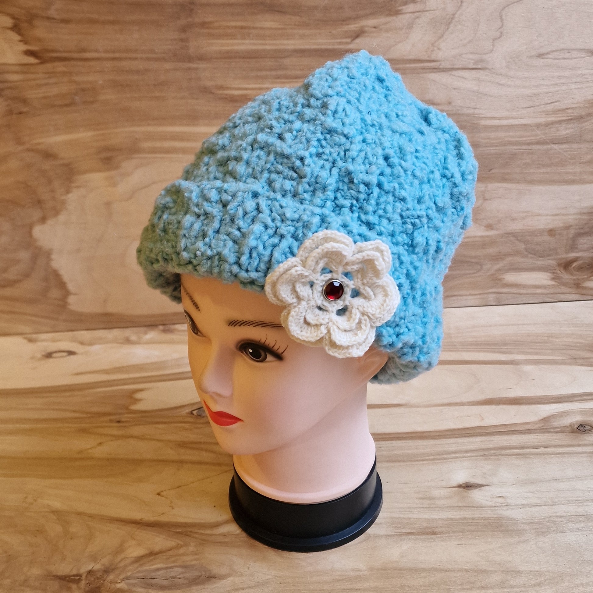 Rokām adīta gaiši zila cepure ar gaišu ziedu (DZTO 69) - www.tiptip.lv 