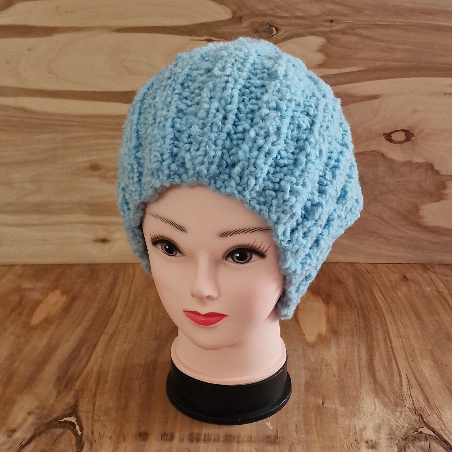 Rokām adīta gaiši zila unisex cepure (DZTO 38) - www.tiptip.lv 