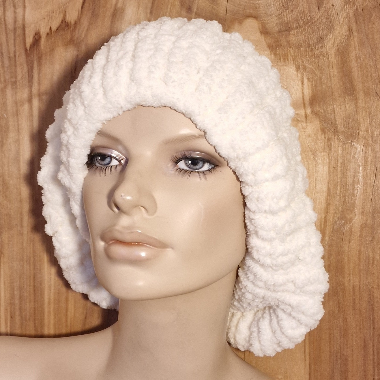 Rokām adīta mīksta krēmbalta cepure (TIPTIP 1) - www.tiptip.lv 