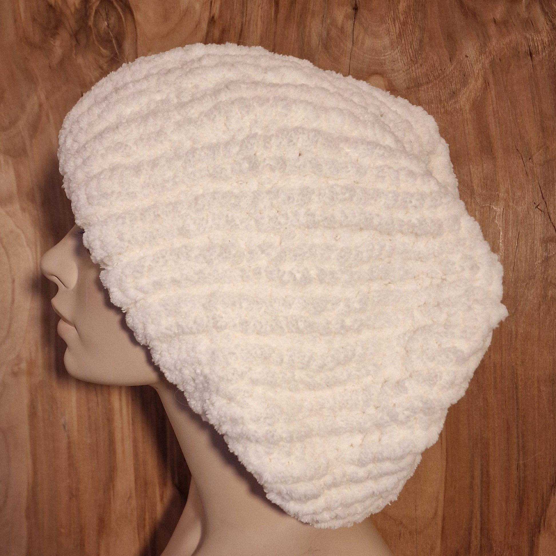 Rokām adīta mīksta krēmbalta cepure (TIPTIP 1) - www.tiptip.lv 