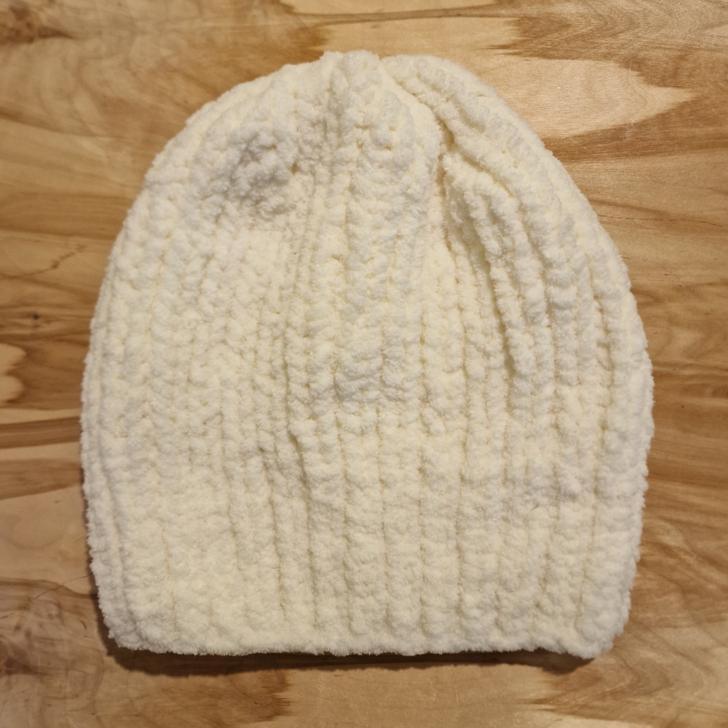 Rokām adīta mīksta krēmbalta cepure (TIPTIP 1) - www.tiptip.lv 