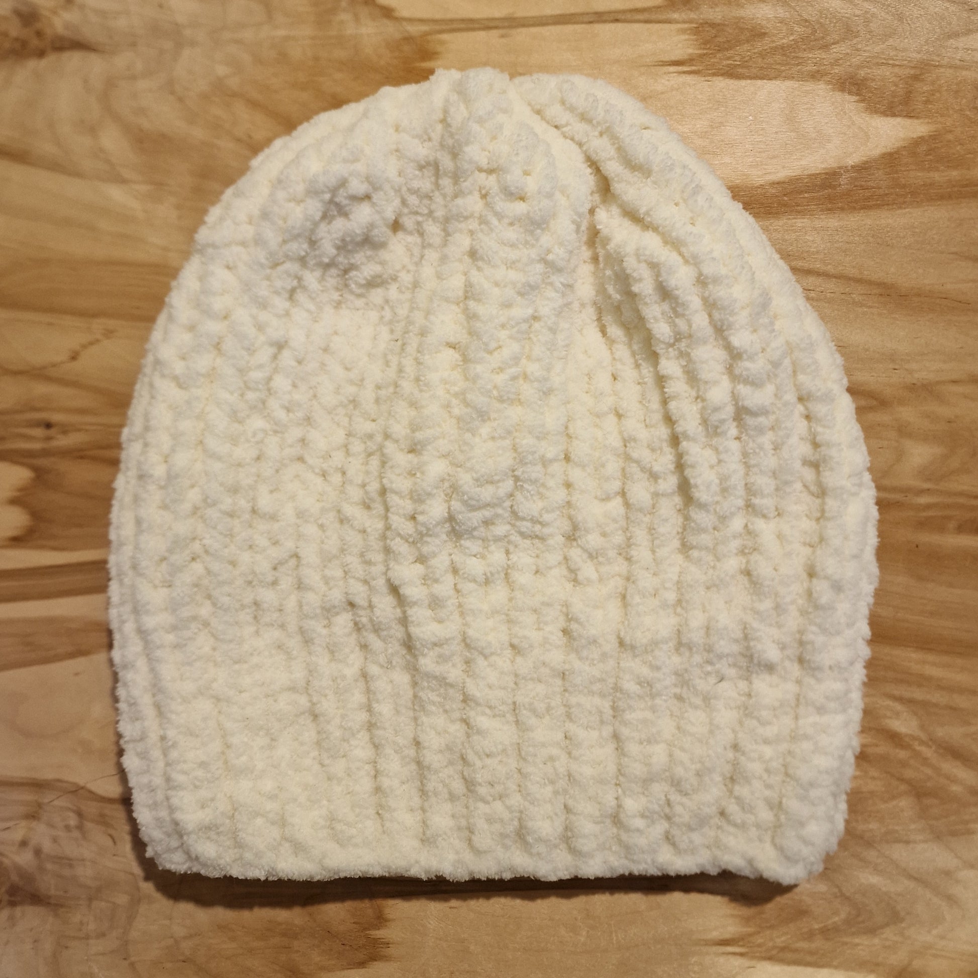 Rokām adīta mīksta krēmbalta cepure (TIPTIP 1) - www.tiptip.lv 