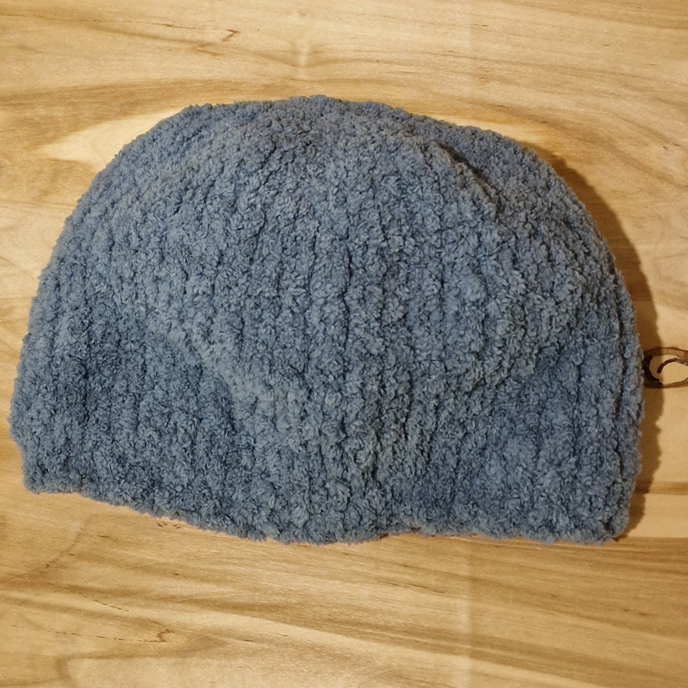 Rokām adīta mīksta pelēka cepure (TIPTIP 2) - www.tiptip.lv 