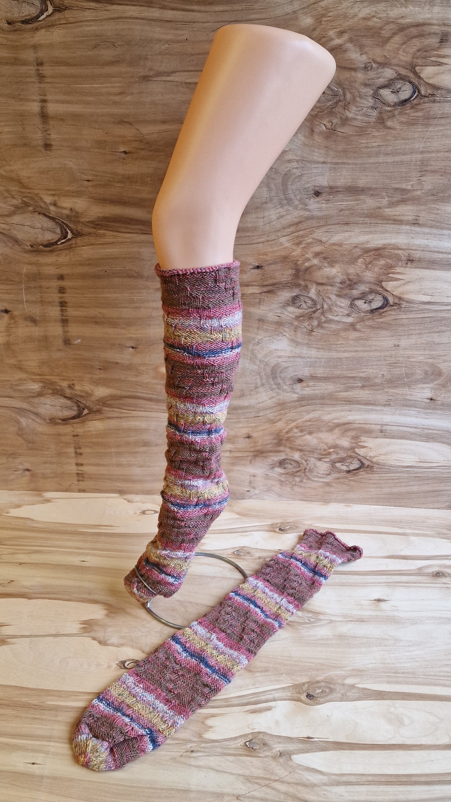 Rokām adītas bezpapēžu zeķes mēļotos pasteļtoņos (RECE 57) - www.tiptip.lv 