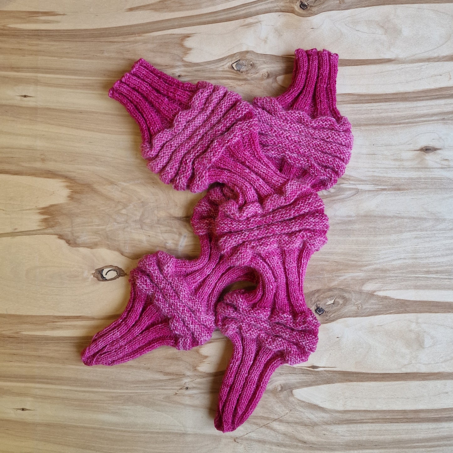 Rokām adītas bezpapēžu zeķes rozā krāsā (RECE 58) - www.tiptip.lv 