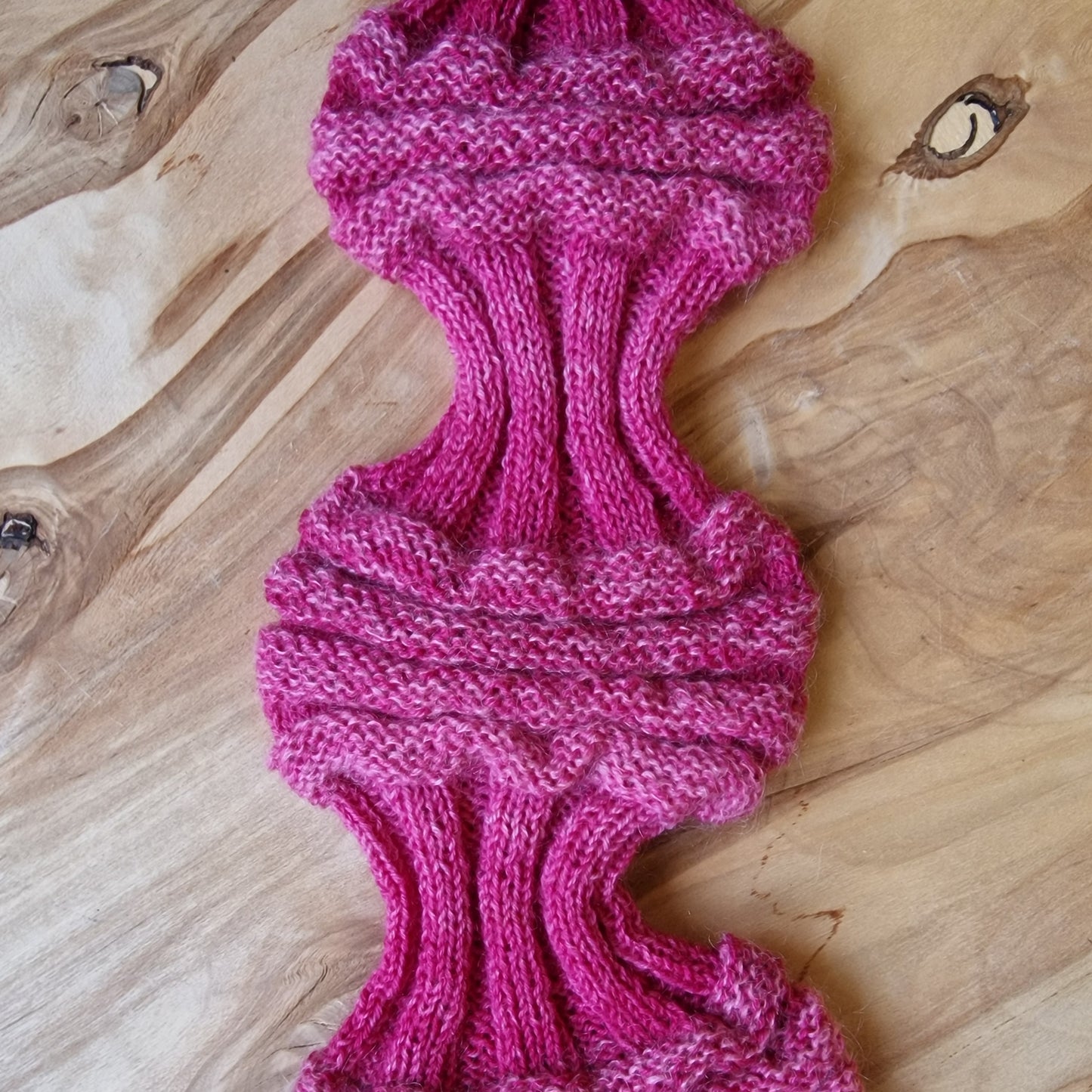 Rokām adītas bezpapēžu zeķes rozā krāsā (RECE 58) - www.tiptip.lv 