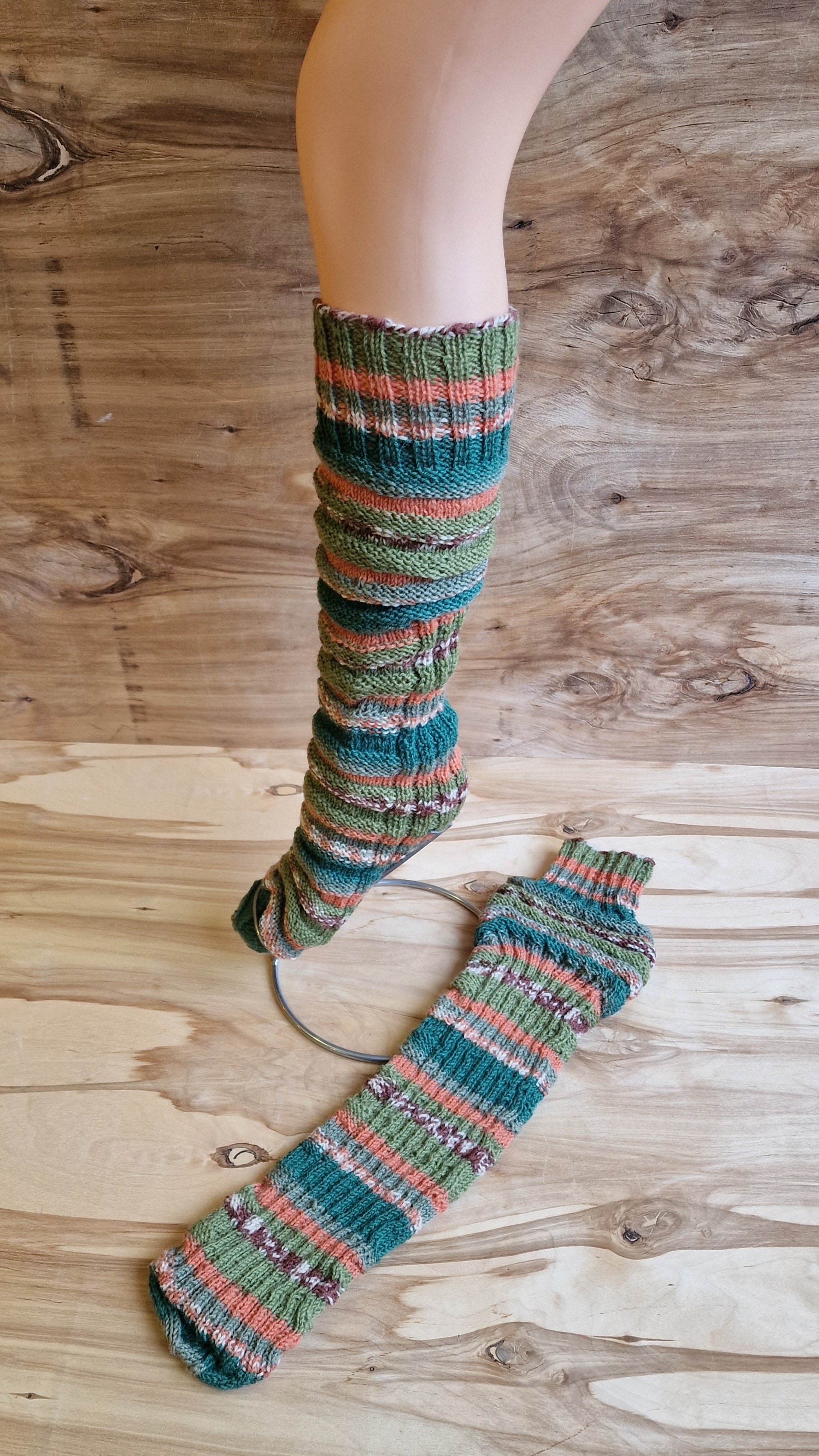 Rokām adītas bezpapēžu zeķes zaļgan oranžos pasteļtoņos (RECE 53) - www.tiptip.lv 