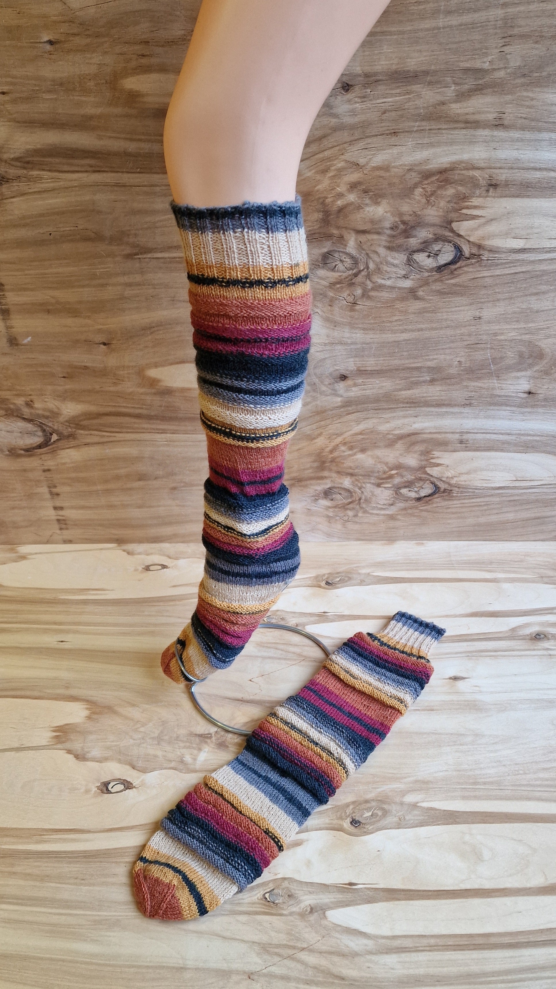 Rokām adītas bezpapēžu zeķes zilgan brūnās krāsās (RECE 59) - www.tiptip.lv 