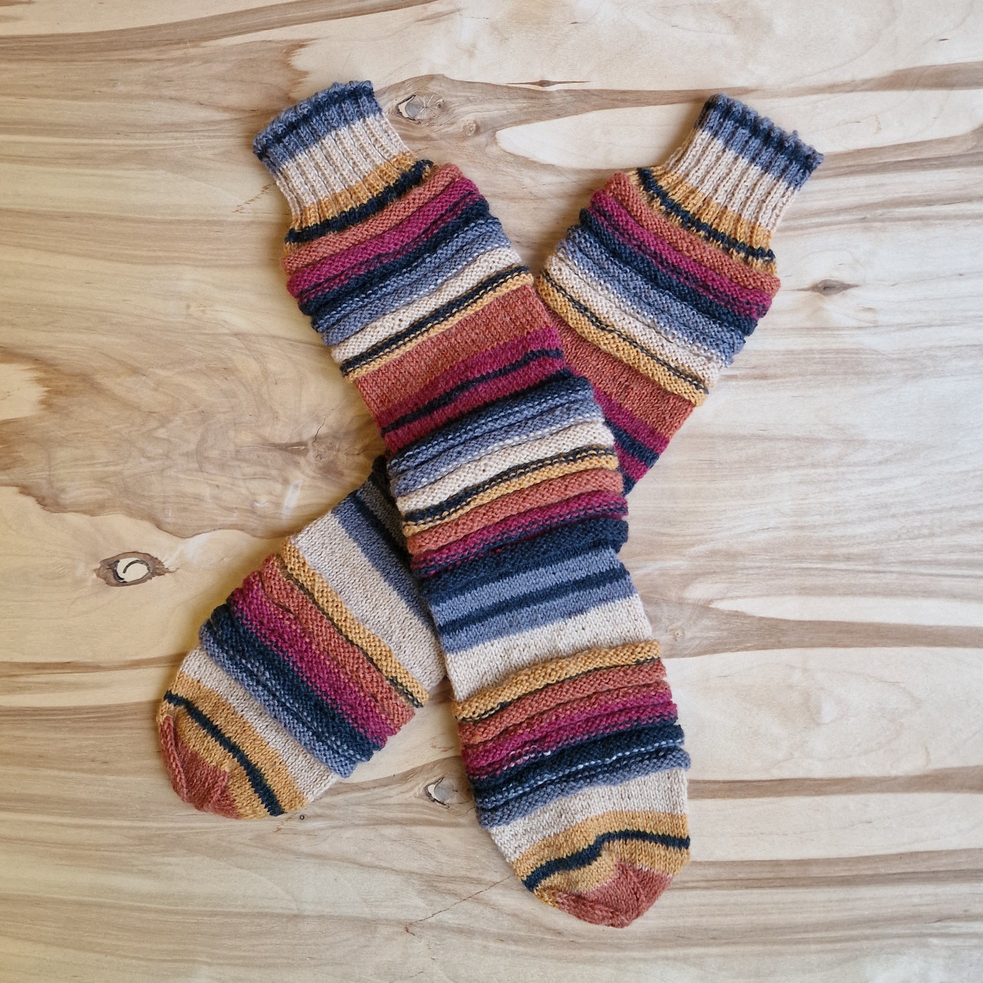 Rokām adītas bezpapēžu zeķes zilgan brūnās krāsās (RECE 59) - www.tiptip.lv 