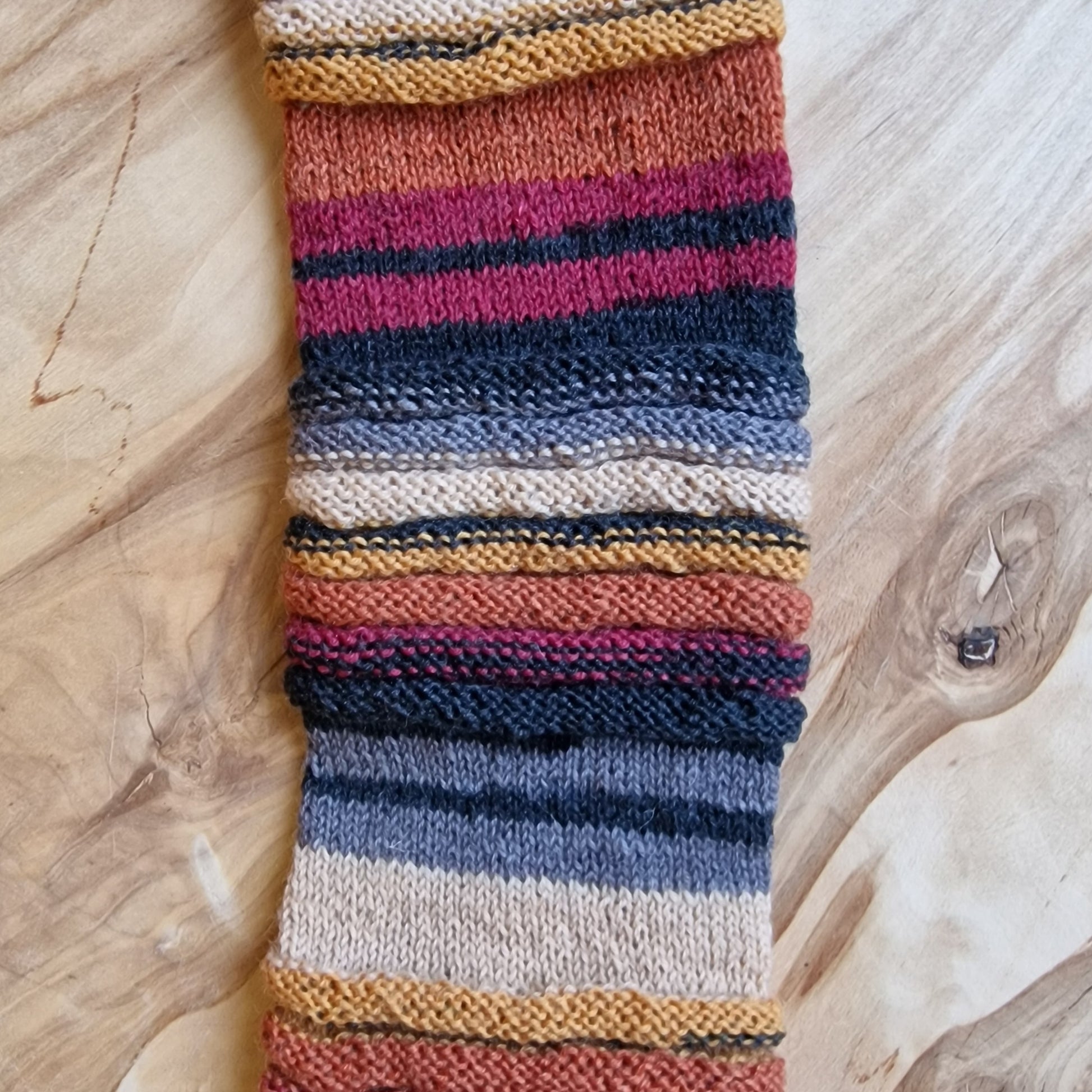 Rokām adītas bezpapēžu zeķes zilgan brūnās krāsās (RECE 59) - www.tiptip.lv 