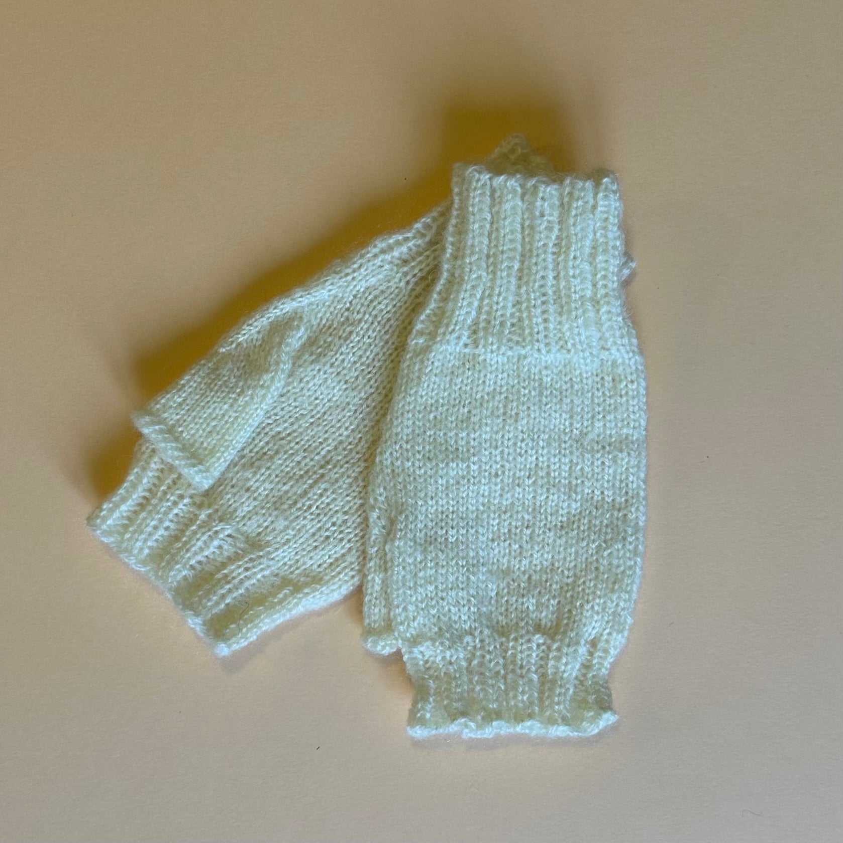 Rokām adīti balti puscimdi (INPO 75) - www.tiptip.lv 