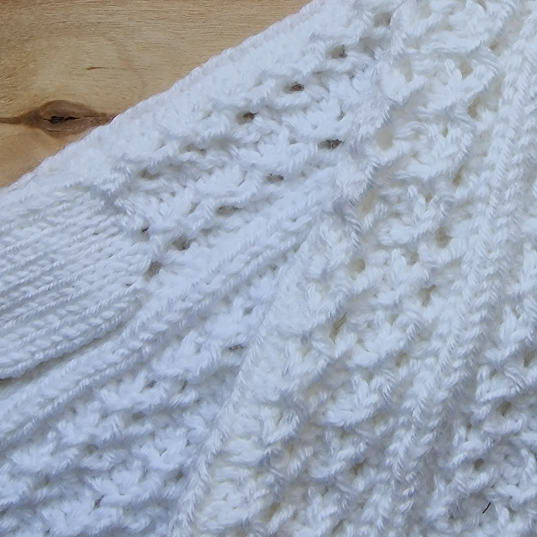 Rokām adīti balti puscimdi (LIGR 12) - www.tiptip.lv 