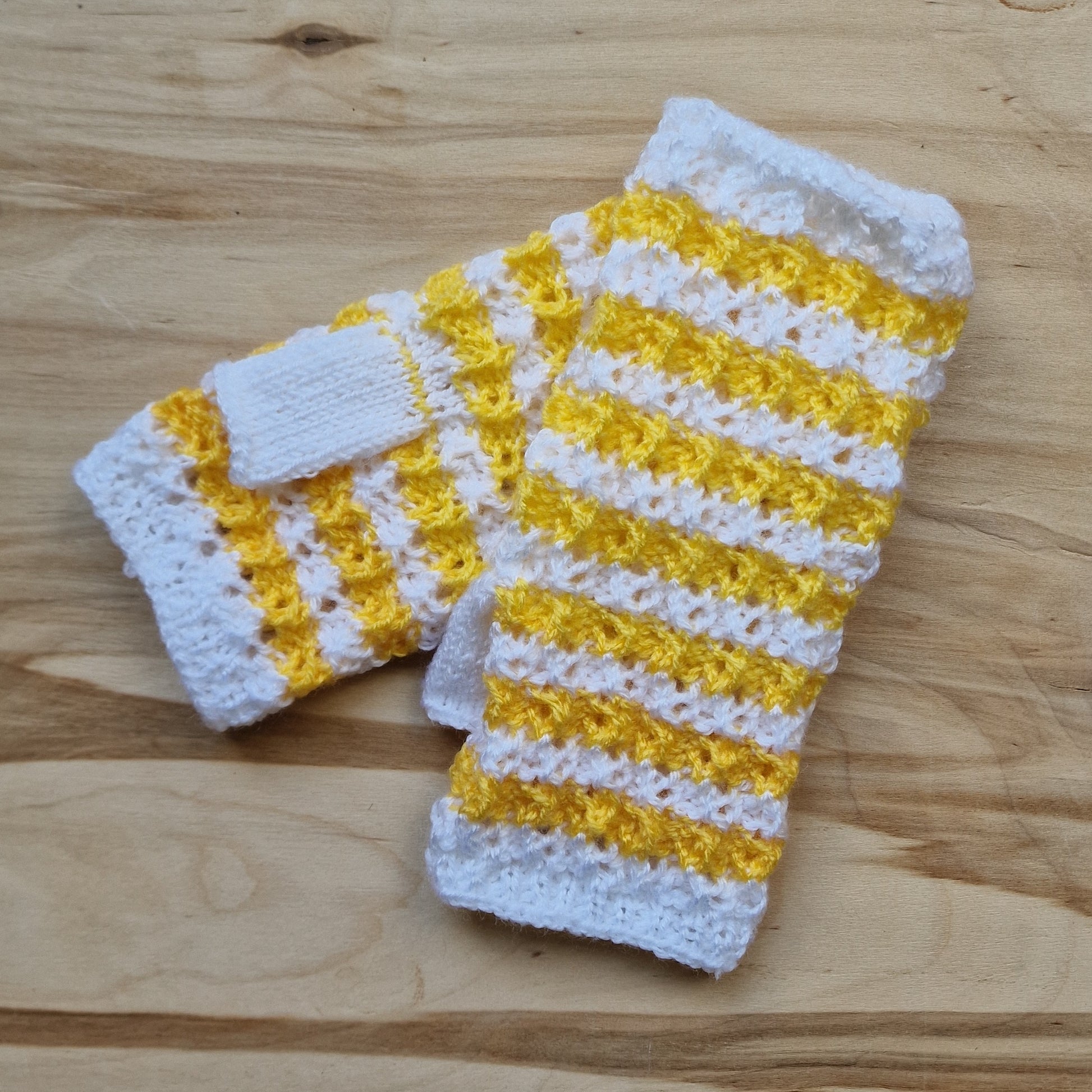 Rokām adīti dzelten balti puscimdi (LIGR 13) - www.tiptip.lv 