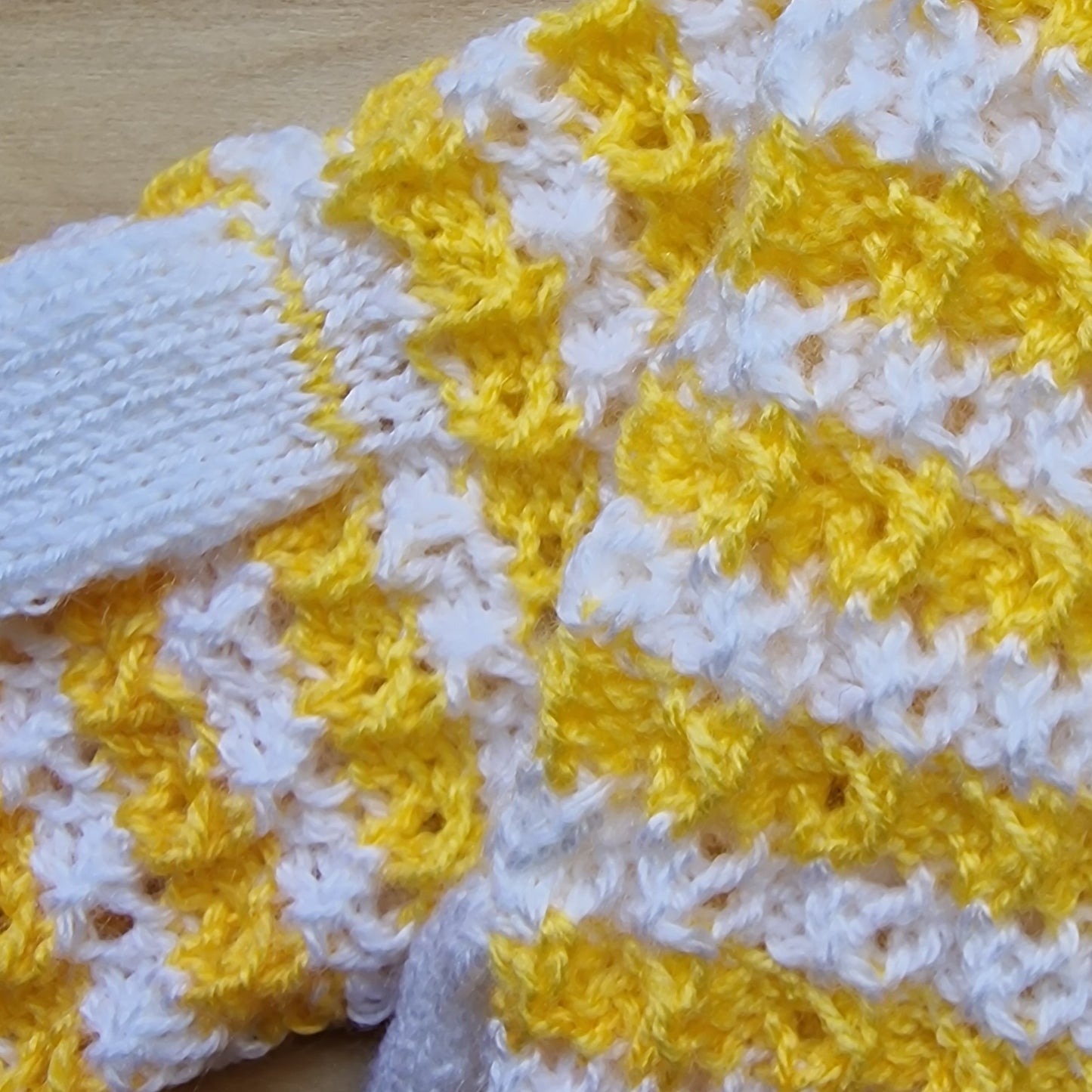 Rokām adīti dzelten balti puscimdi (LIGR 13) - www.tiptip.lv 