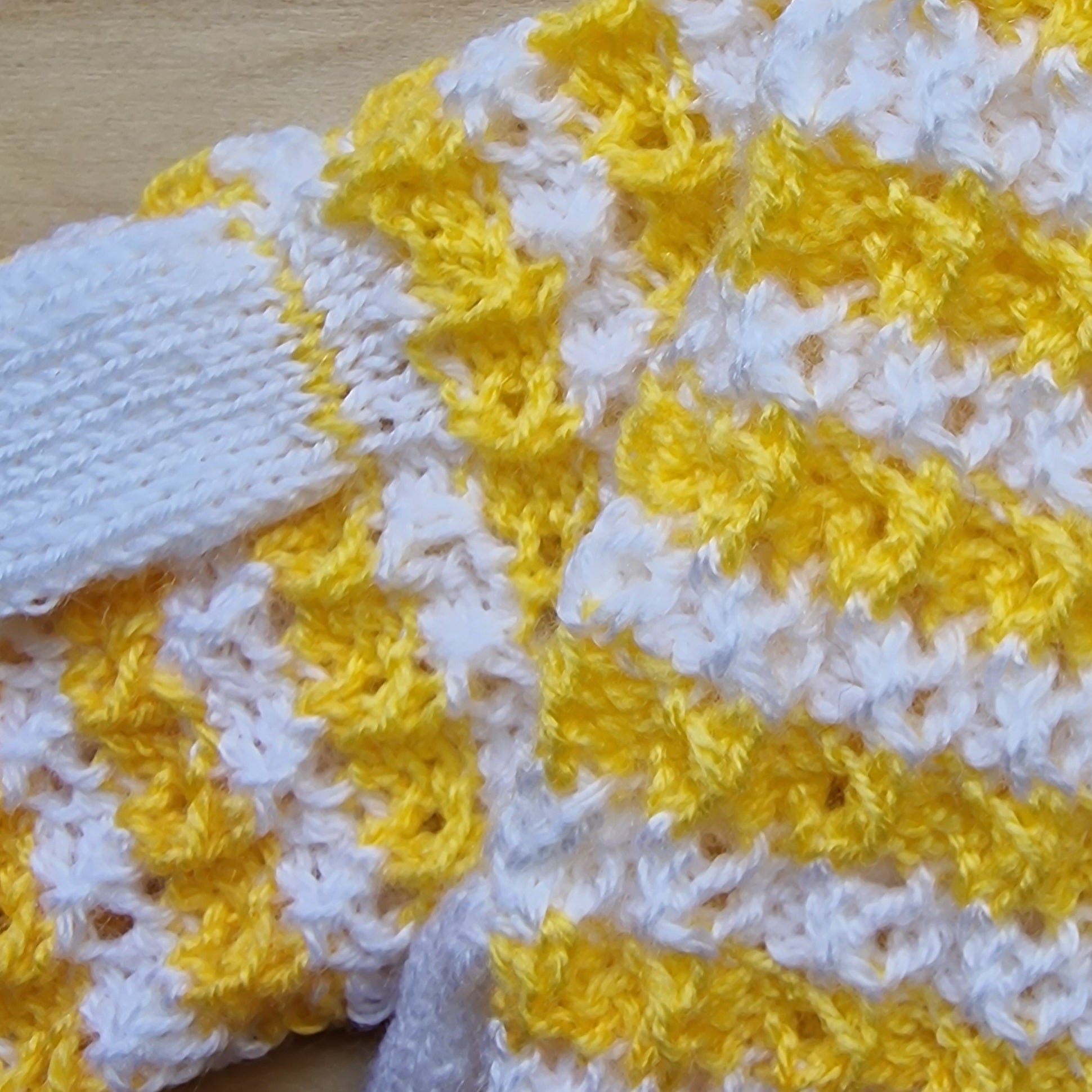 Rokām adīti dzelten balti puscimdi (LIGR 13) - www.tiptip.lv 