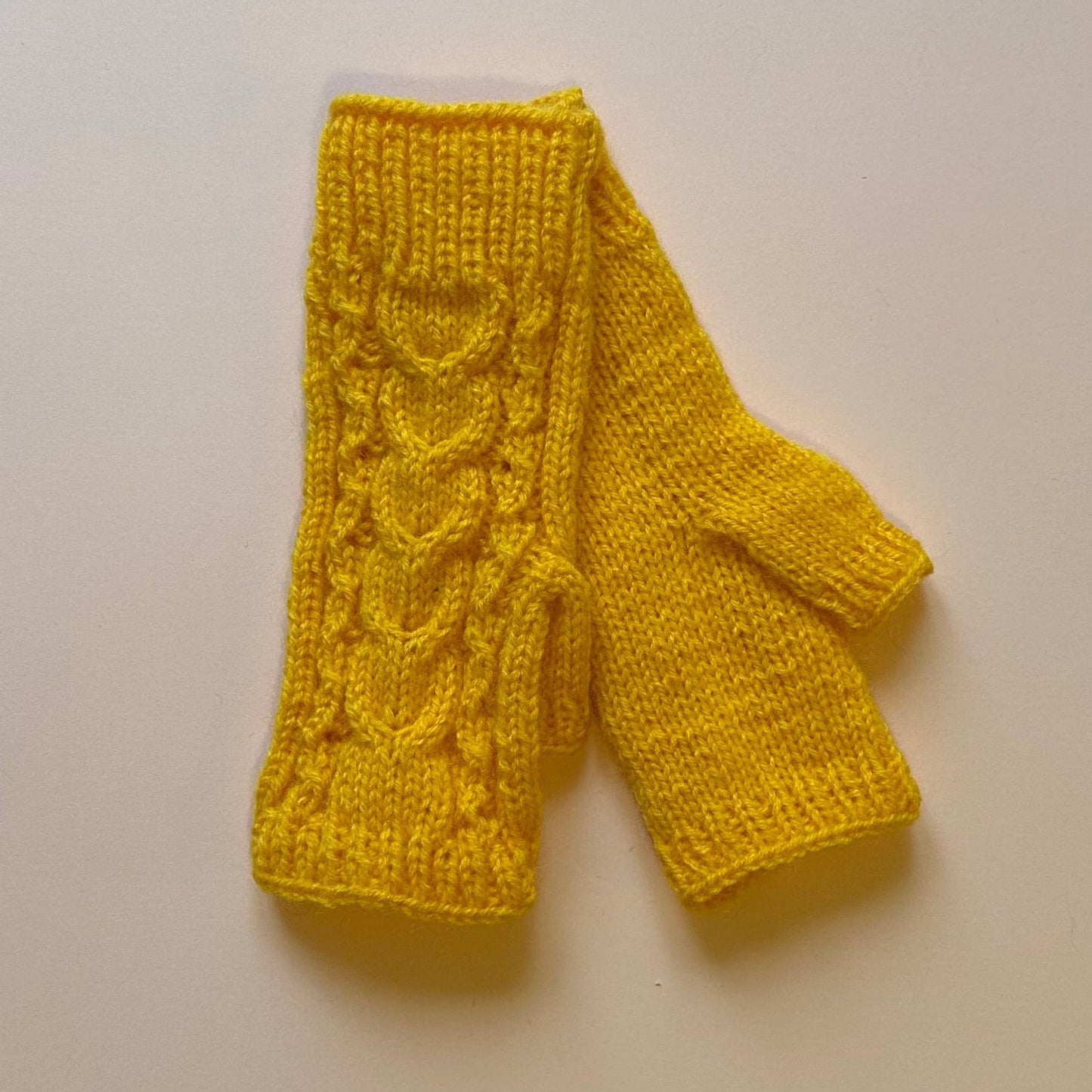 Rokām adīti dzelteni puscimdi (ALMA 158) - www.tiptip.lv 