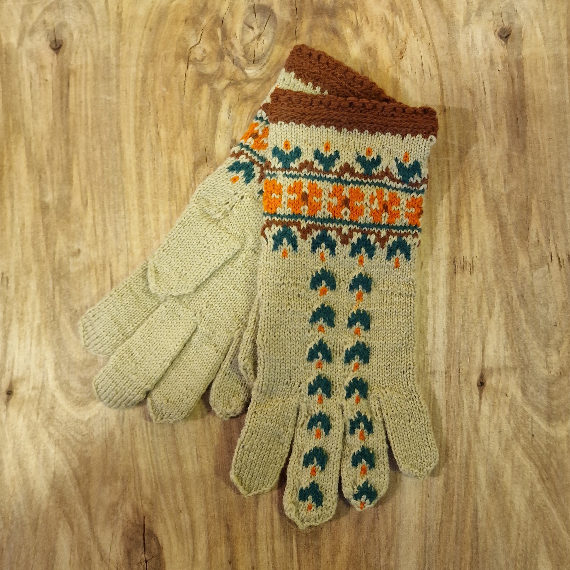 Rokām adīti gaiši brūni pirkstaiņi ar ziedu rakstu (MALI 12) - www.tiptip.lv 