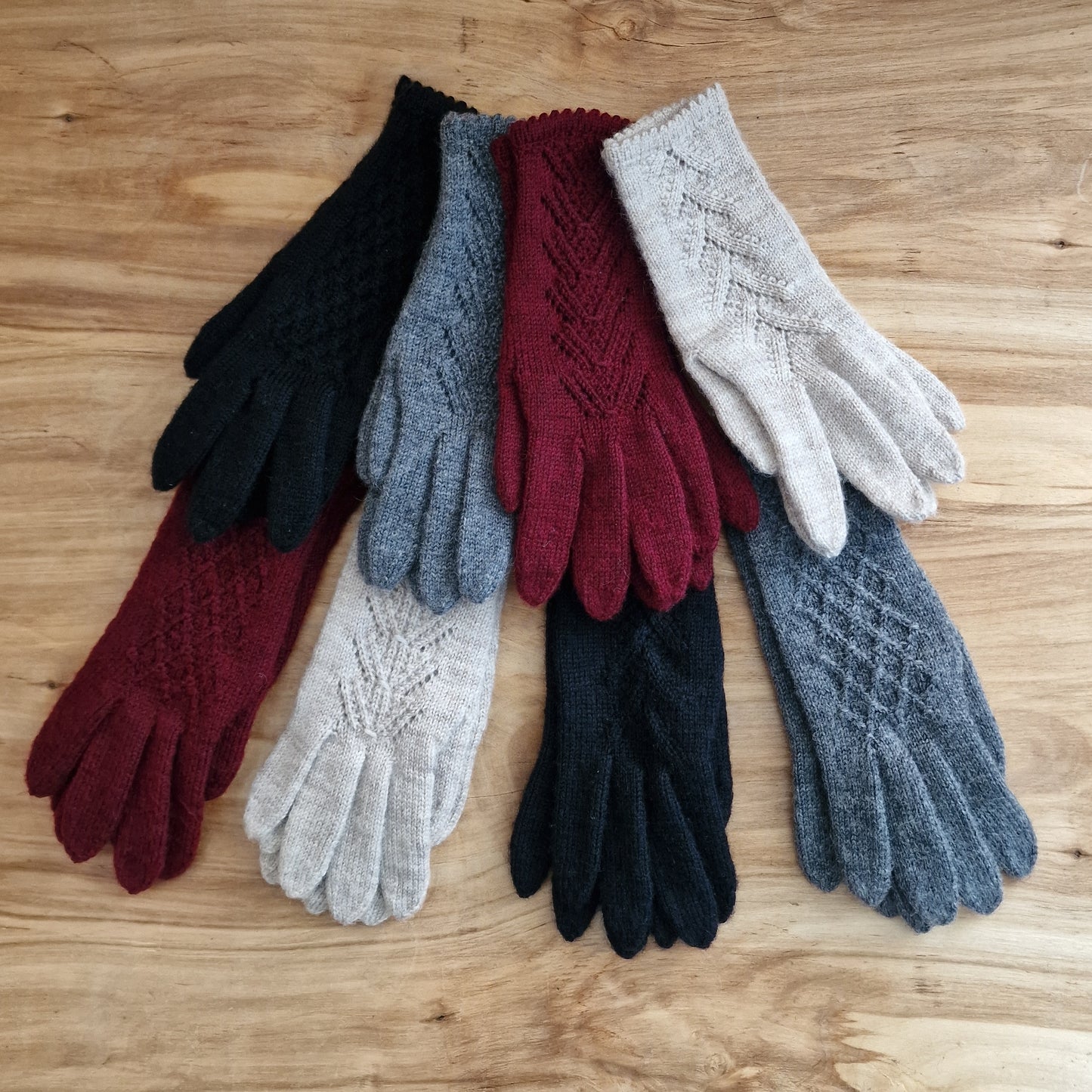 Rokām adīti gaiši, gaiši pelēkbrūni pirkstaiņi ar skujiņas rakstu plaukstas virspusē (INVA 34) - www.tiptip.lv 