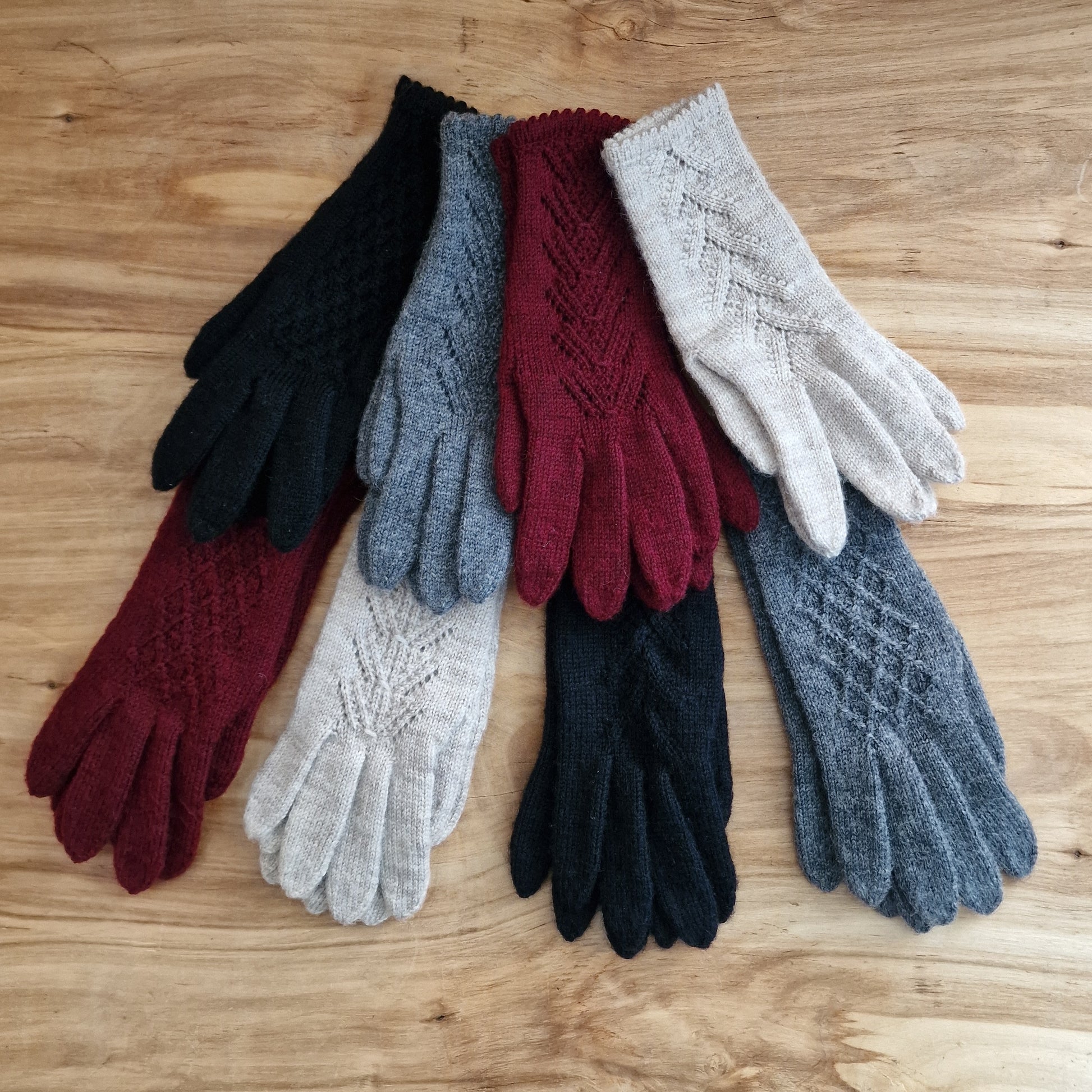 Rokām adīti gaiši, gaiši pelēkbrūni pirkstaiņi ar skujiņas rakstu plaukstas virspusē (INVA 34) - www.tiptip.lv 