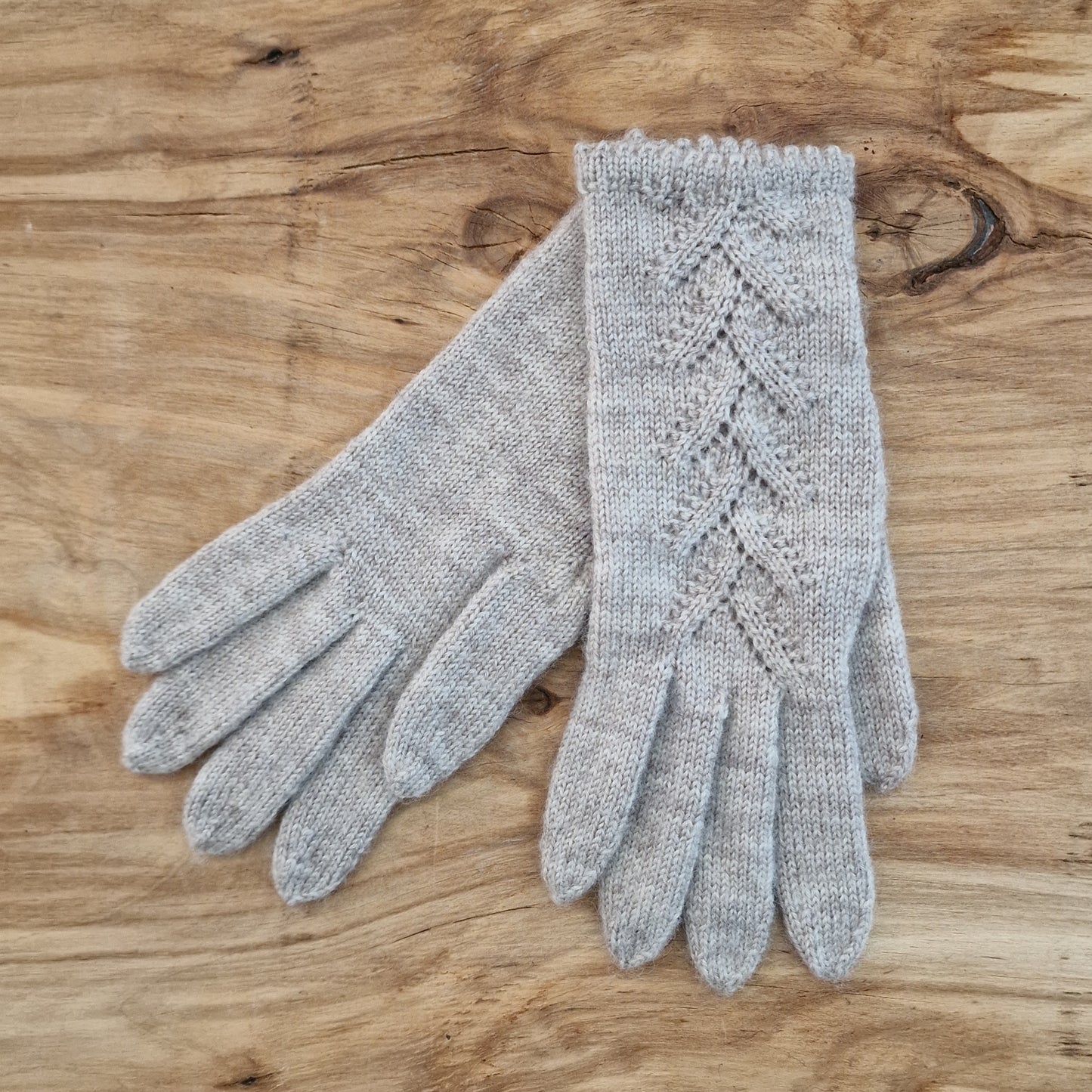 Rokām adīti gaiši, gaiši pelēkbrūni pirkstaiņi ar skujiņas rakstu plaukstas virspusē (INVA 34) - www.tiptip.lv 