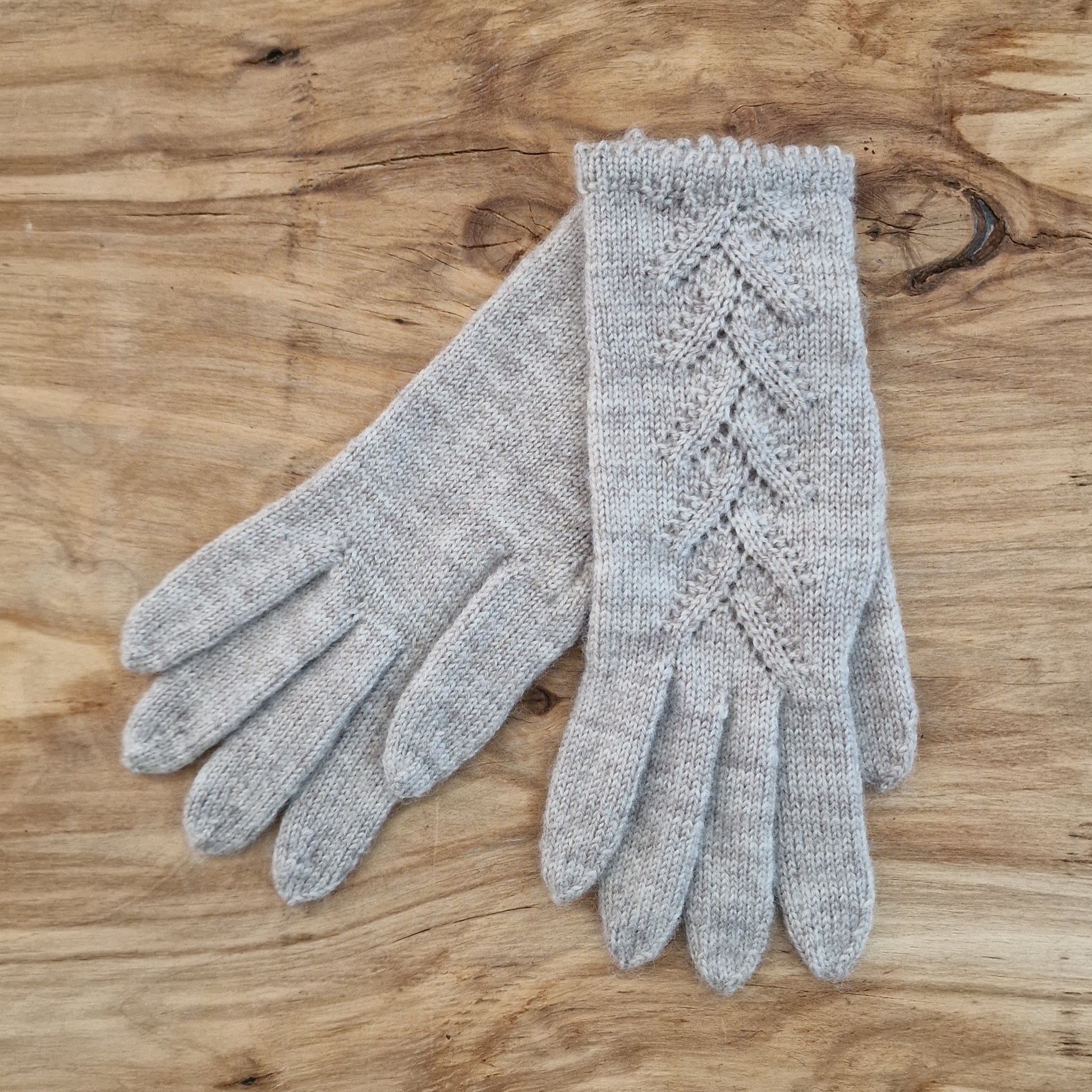 Rokām adīti gaiši, gaiši pelēkbrūni pirkstaiņi ar skujiņas rakstu plaukstas virspusē (INVA 34) - www.tiptip.lv 