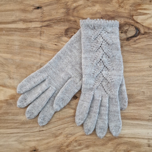 Rokām adīti gaiši, gaiši pelēkbrūni pirkstaiņi ar skujiņas rakstu plaukstas virspusē (INVA 34) - www.tiptip.lv 