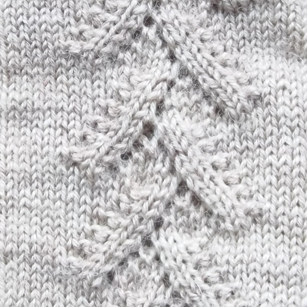 Rokām adīti gaiši, gaiši pelēkbrūni pirkstaiņi ar skujiņas rakstu plaukstas virspusē (INVA 34) - www.tiptip.lv 