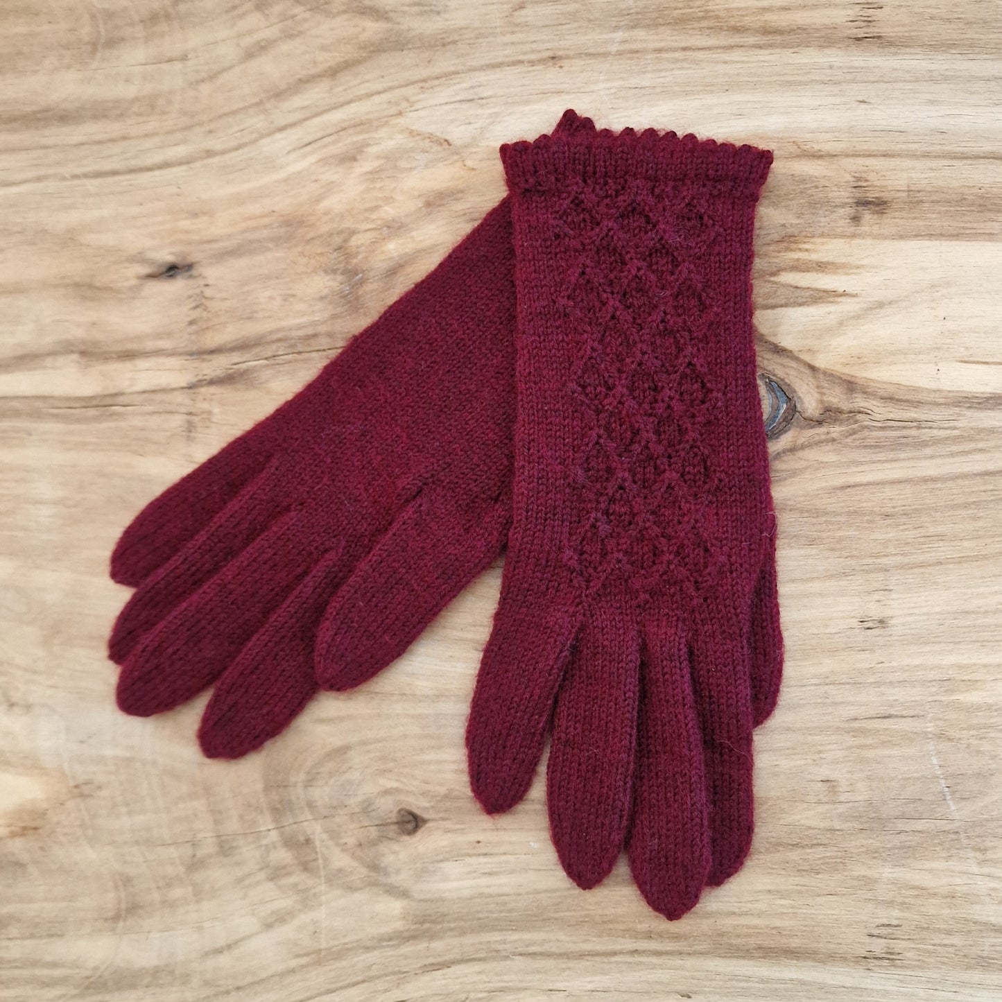 Rokām adīti karmīnsarkani pirkstaiņi ar rombiņu rakstu plaukstas virspusē (INVA 29) - www.tiptip.lv 