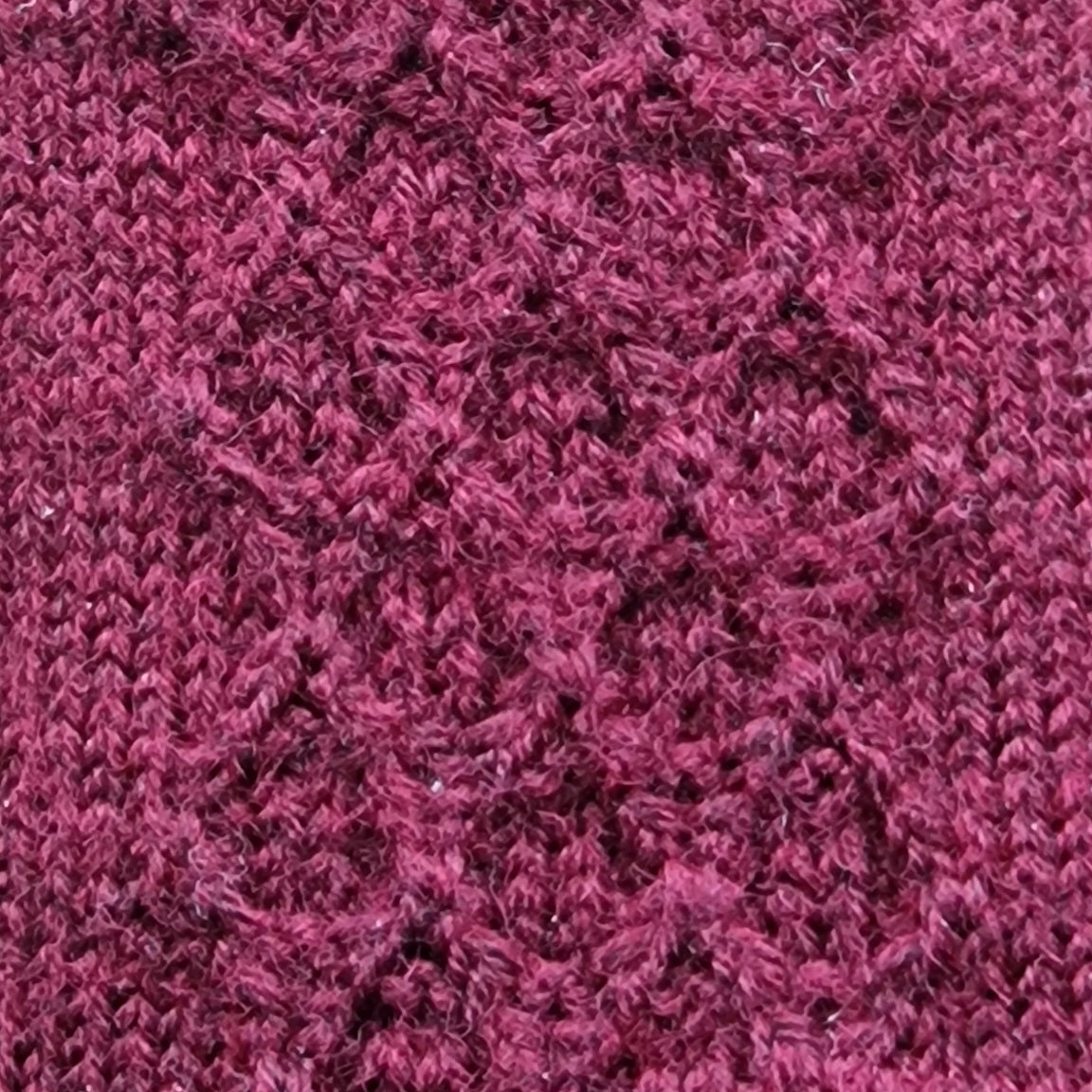 Rokām adīti karmīnsarkani pirkstaiņi ar rombiņu rakstu plaukstas virspusē (INVA 29) - www.tiptip.lv 