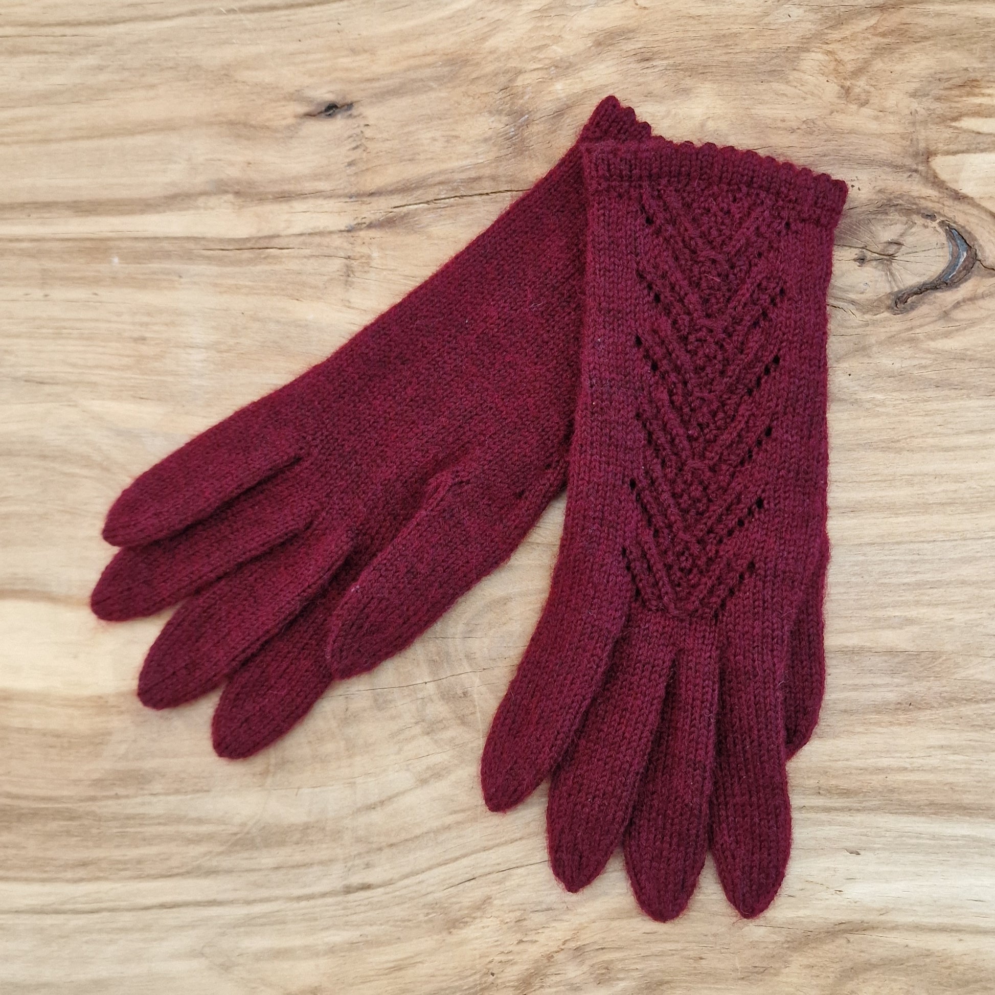 Rokām adīti karmīnsarkani pirkstaiņi ar skujiņas rakstu plaukstas virspusē (INVA 33) - www.tiptip.lv 