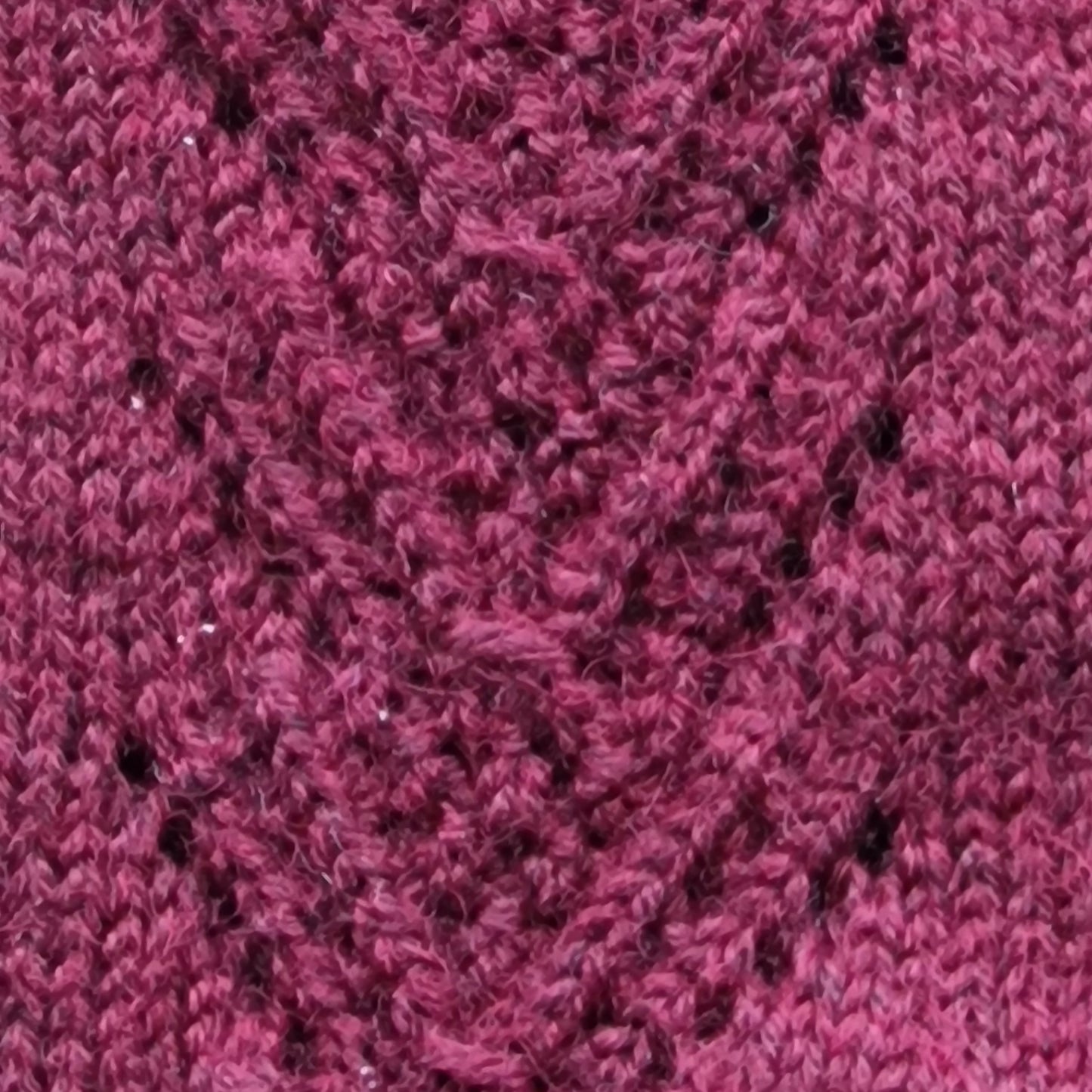 Rokām adīti karmīnsarkani pirkstaiņi ar skujiņas rakstu plaukstas virspusē (INVA 33) - www.tiptip.lv 