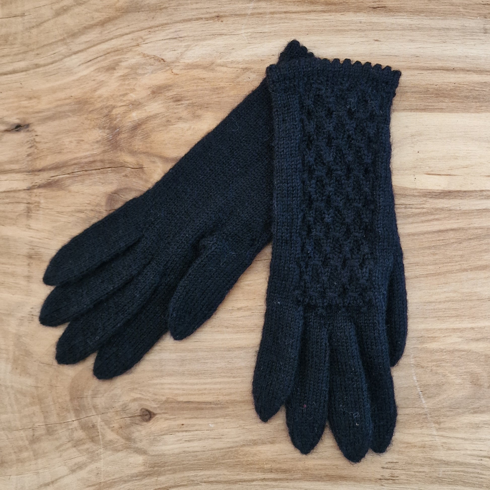 Rokām adīti melni pirkstaiņi ar kāsīšu rakstu plaukstas virspusē (INVA 31) - www.tiptip.lv 