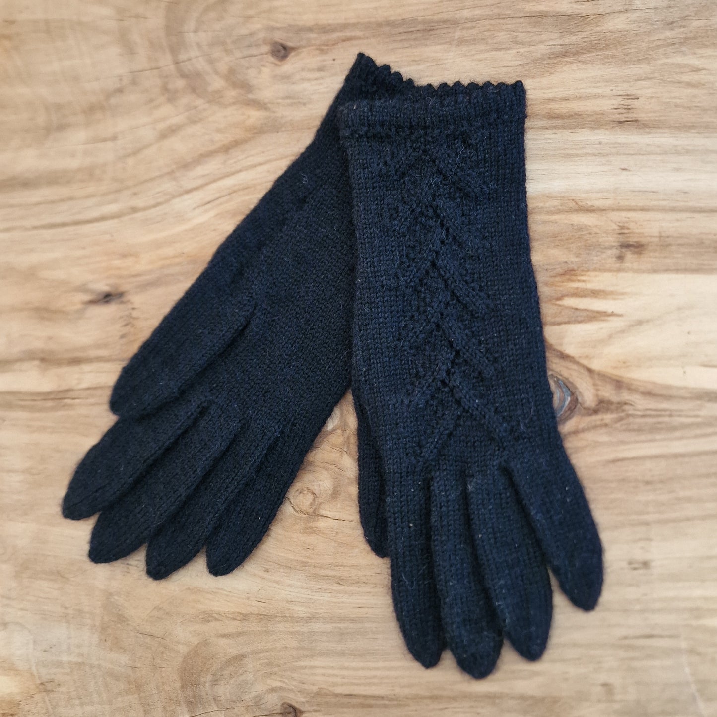 Rokām adīti melni pirkstaiņi ar skujiņas rakstu plaukstas virspusē (INVA 27) - www.tiptip.lv 